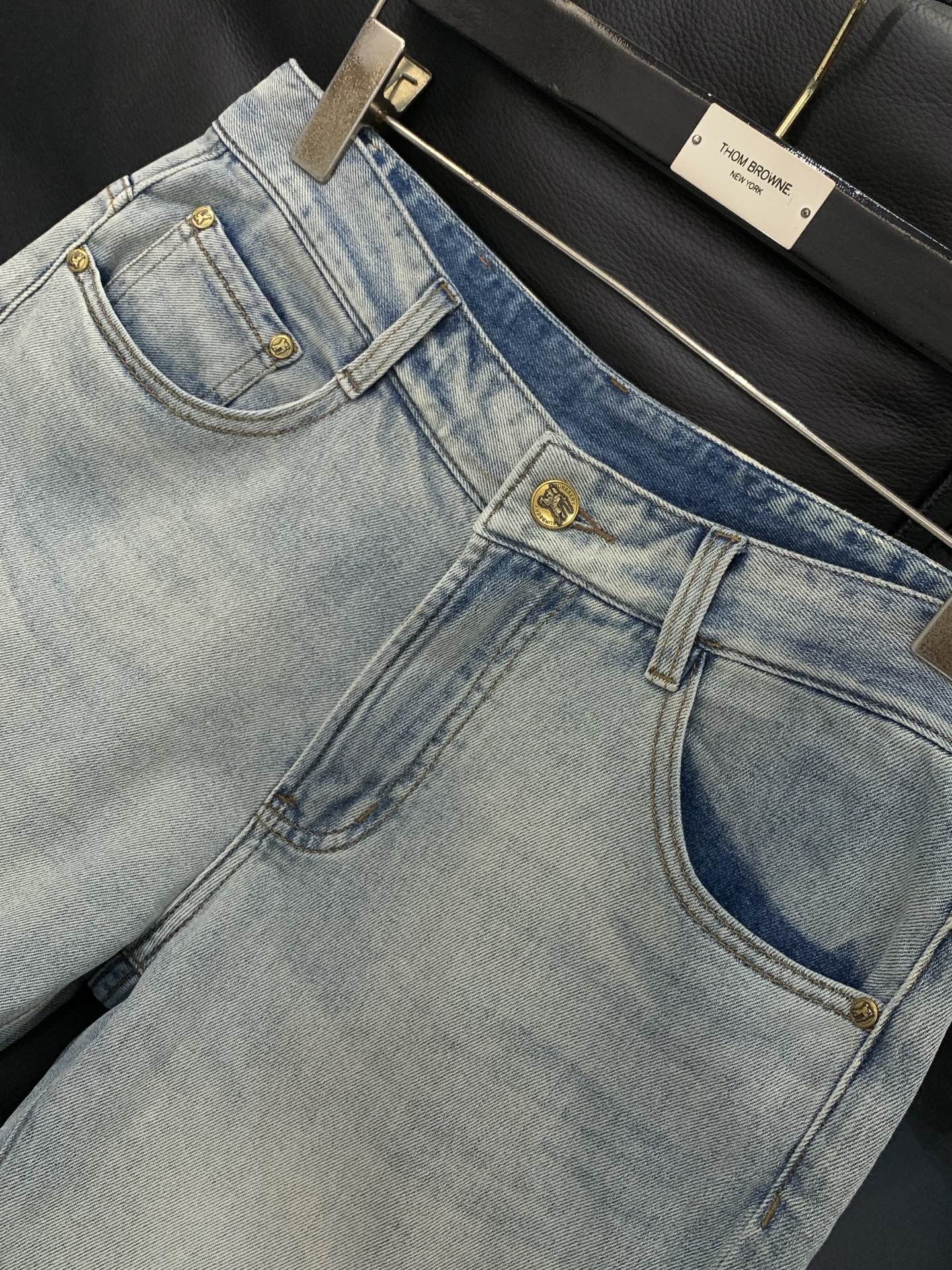 ，Burberry 巴宝莉，2026春季最新品，专柜同步有售，原单狠货，时尚休闲水洗牛仔裤，进口原版面料