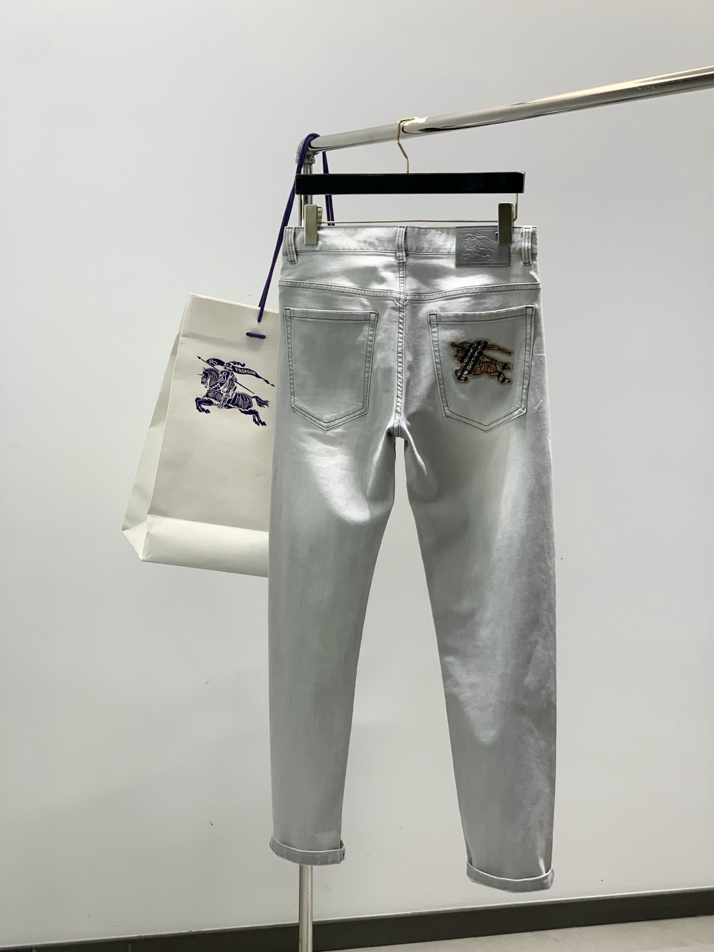 ，Burberry 巴宝莉，2026春季最新品，专柜同步有售，原单狠货，时尚休闲水洗牛仔裤，进口原版面料