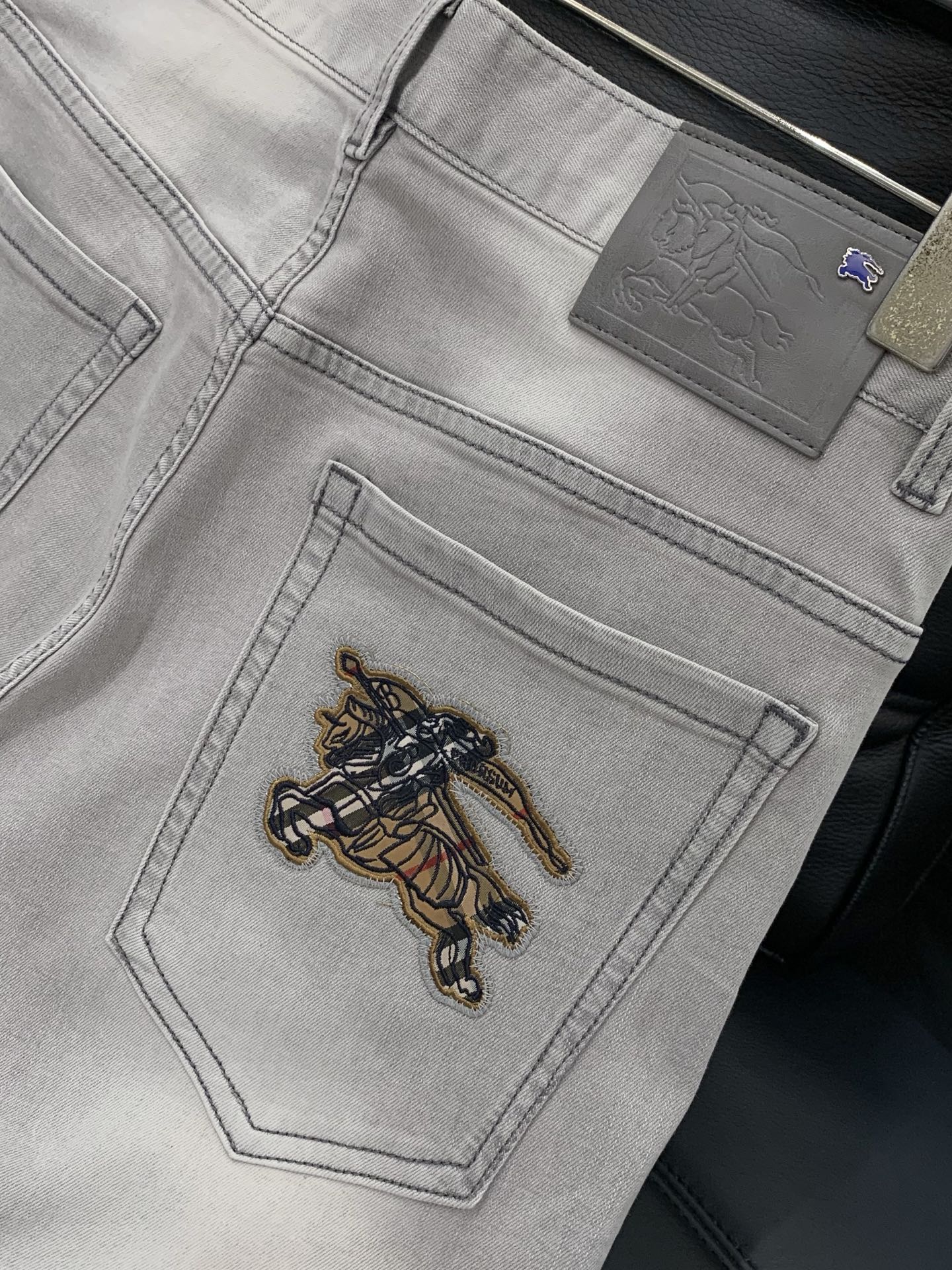 ，Burberry 巴宝莉，2026春季最新品，专柜同步有售，原单狠货，时尚休闲水洗牛仔裤，进口原版面料