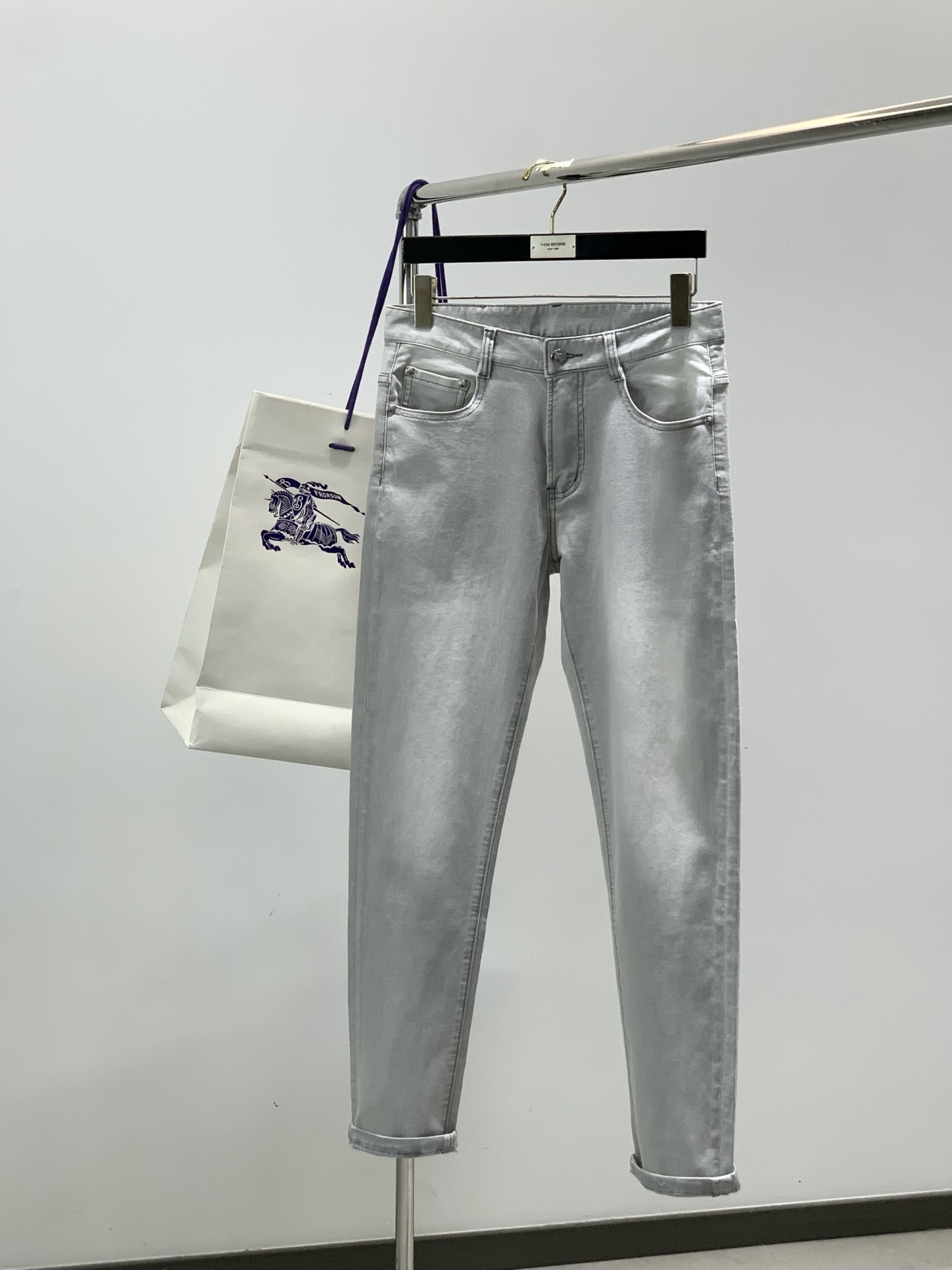 ，Burberry 巴宝莉，2026春季最新品，专柜同步有售，原单狠货，时尚休闲水洗牛仔裤，进口原版面料