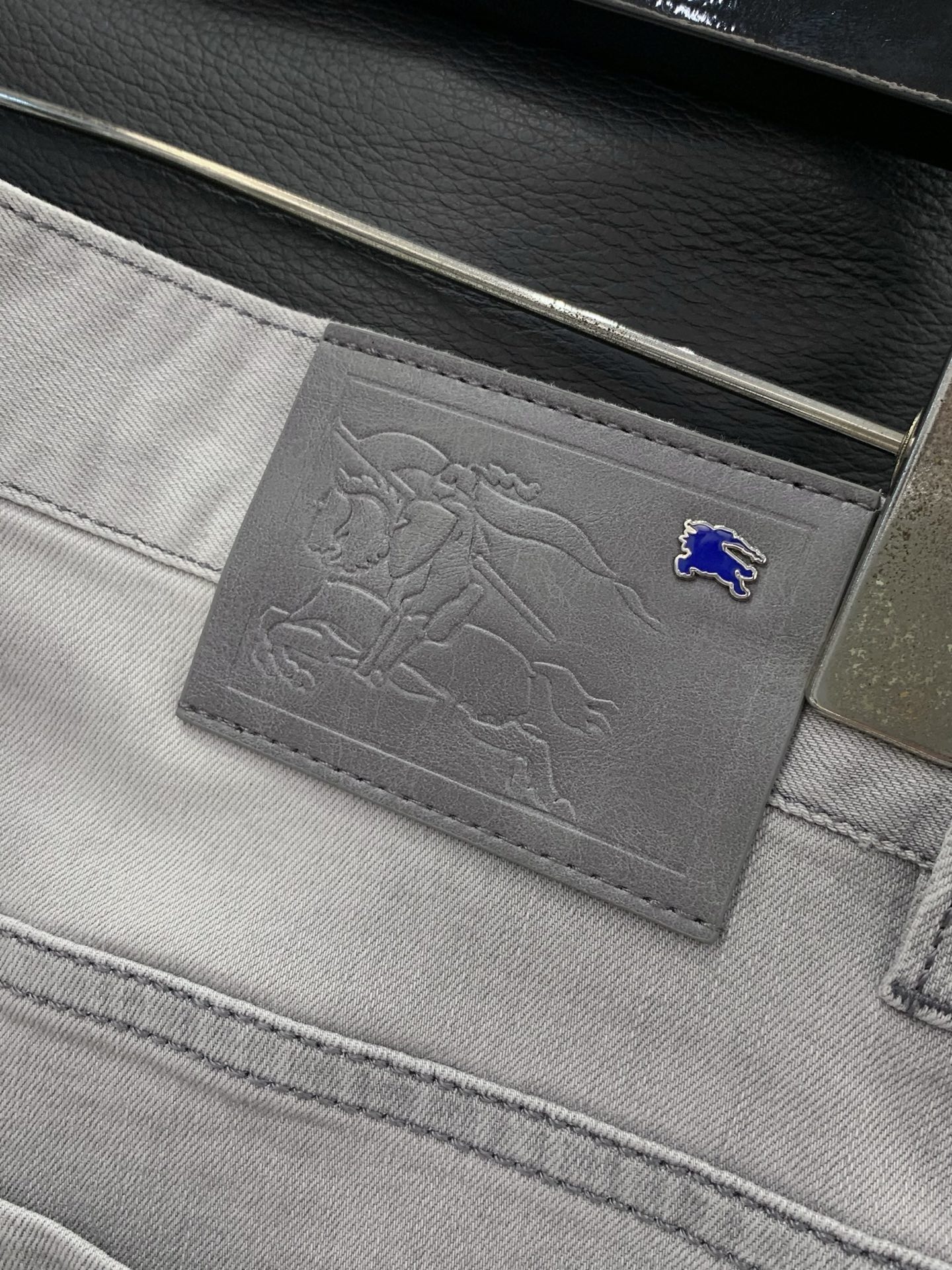 ，Burberry 巴宝莉，2026春季最新品，专柜同步有售，原单狠货，时尚休闲水洗牛仔裤，进口原版面料