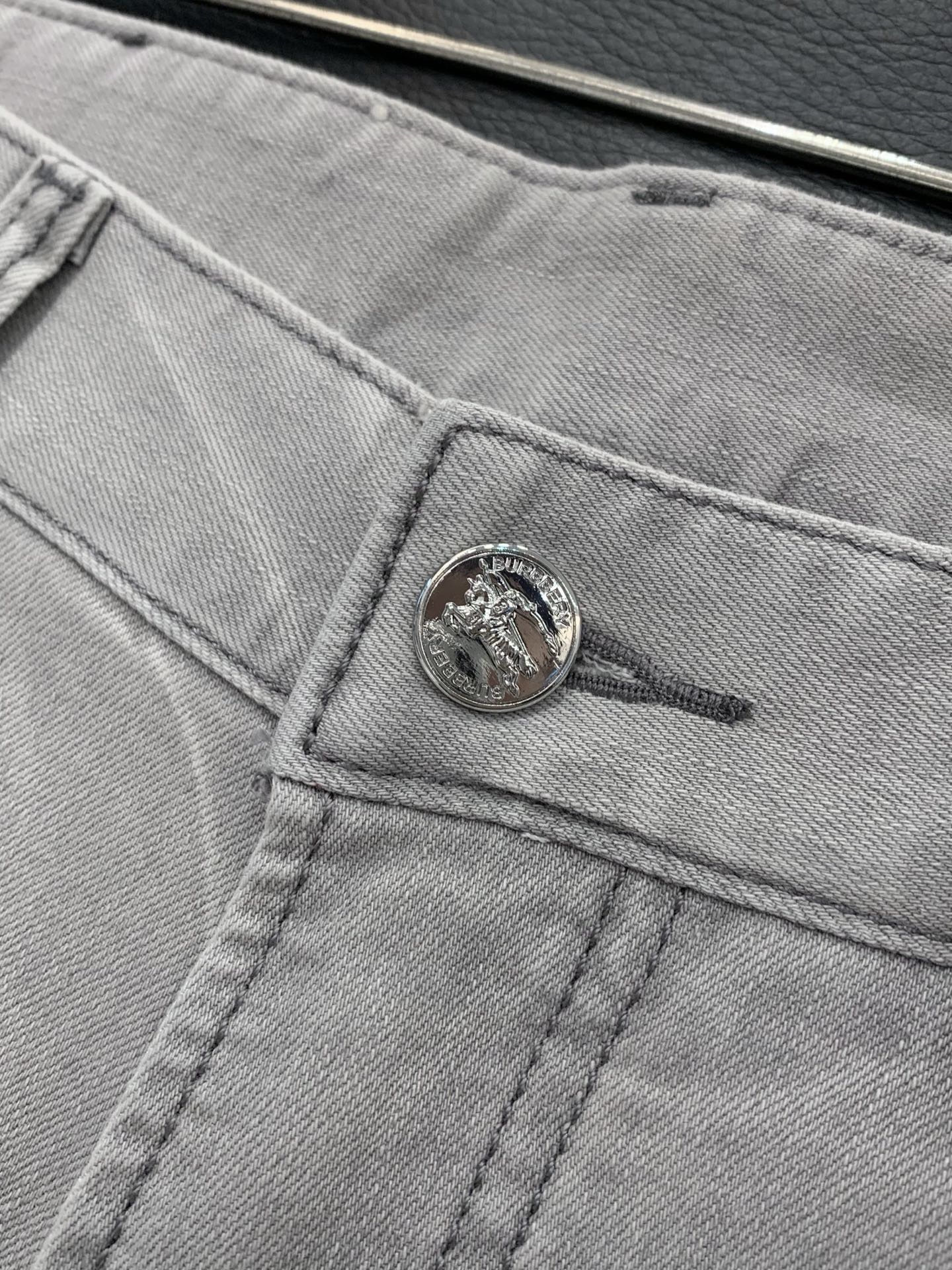 ，Burberry 巴宝莉，2026春季最新品，专柜同步有售，原单狠货，时尚休闲水洗牛仔裤，进口原版面料