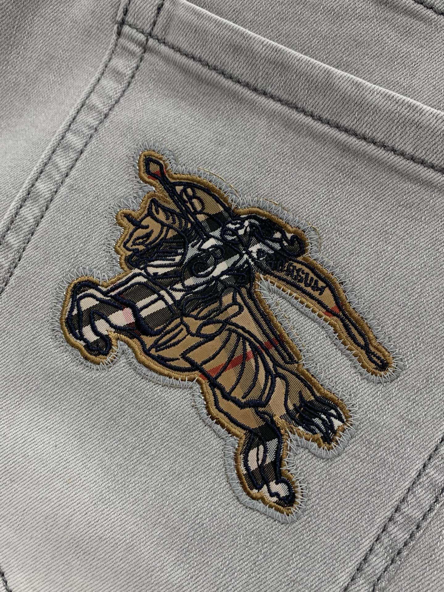 ，Burberry 巴宝莉，2026春季最新品，专柜同步有售，原单狠货，时尚休闲水洗牛仔裤，进口原版面料