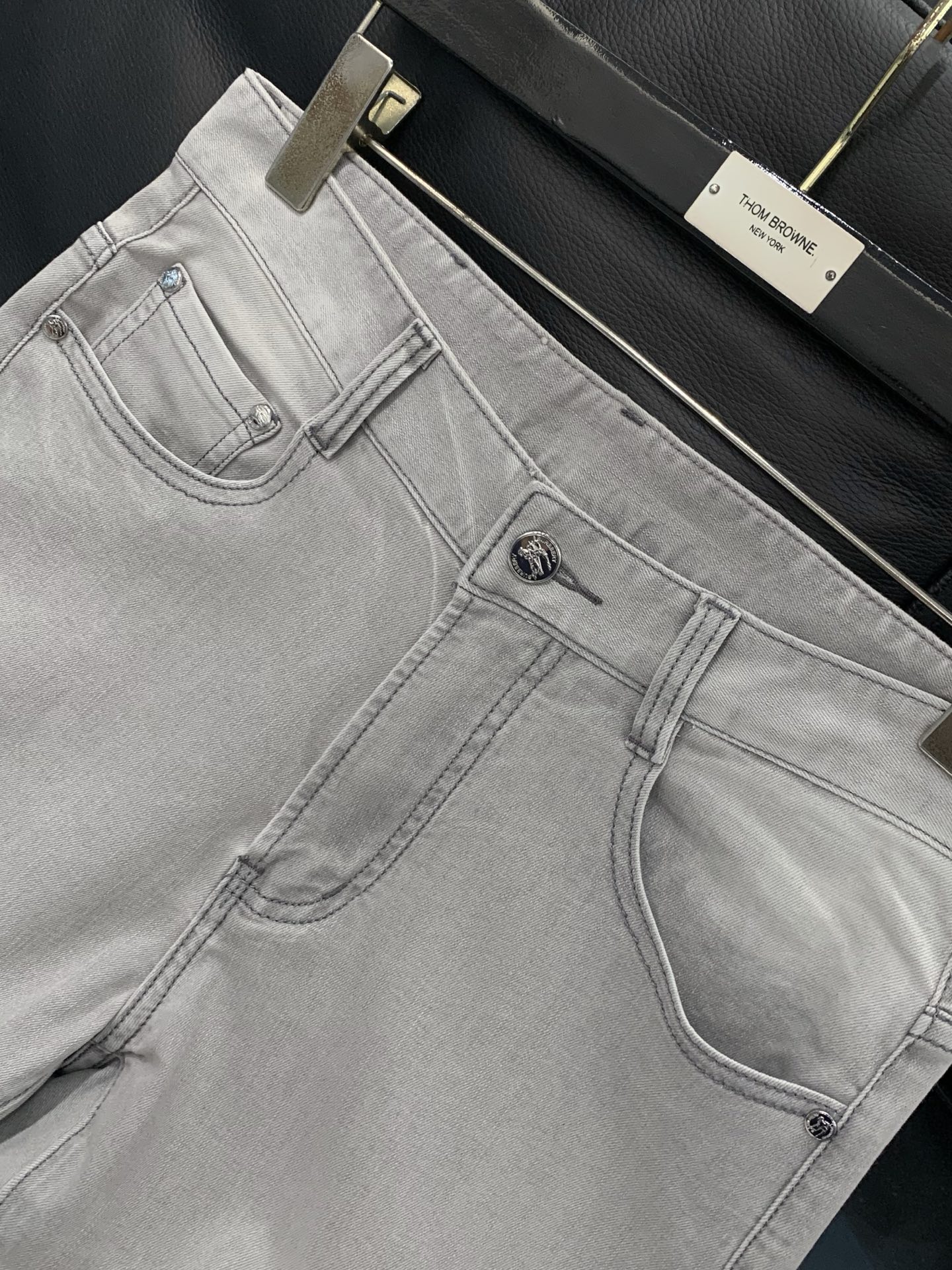 ，Burberry 巴宝莉，2026春季最新品，专柜同步有售，原单狠货，时尚休闲水洗牛仔裤，进口原版面料
