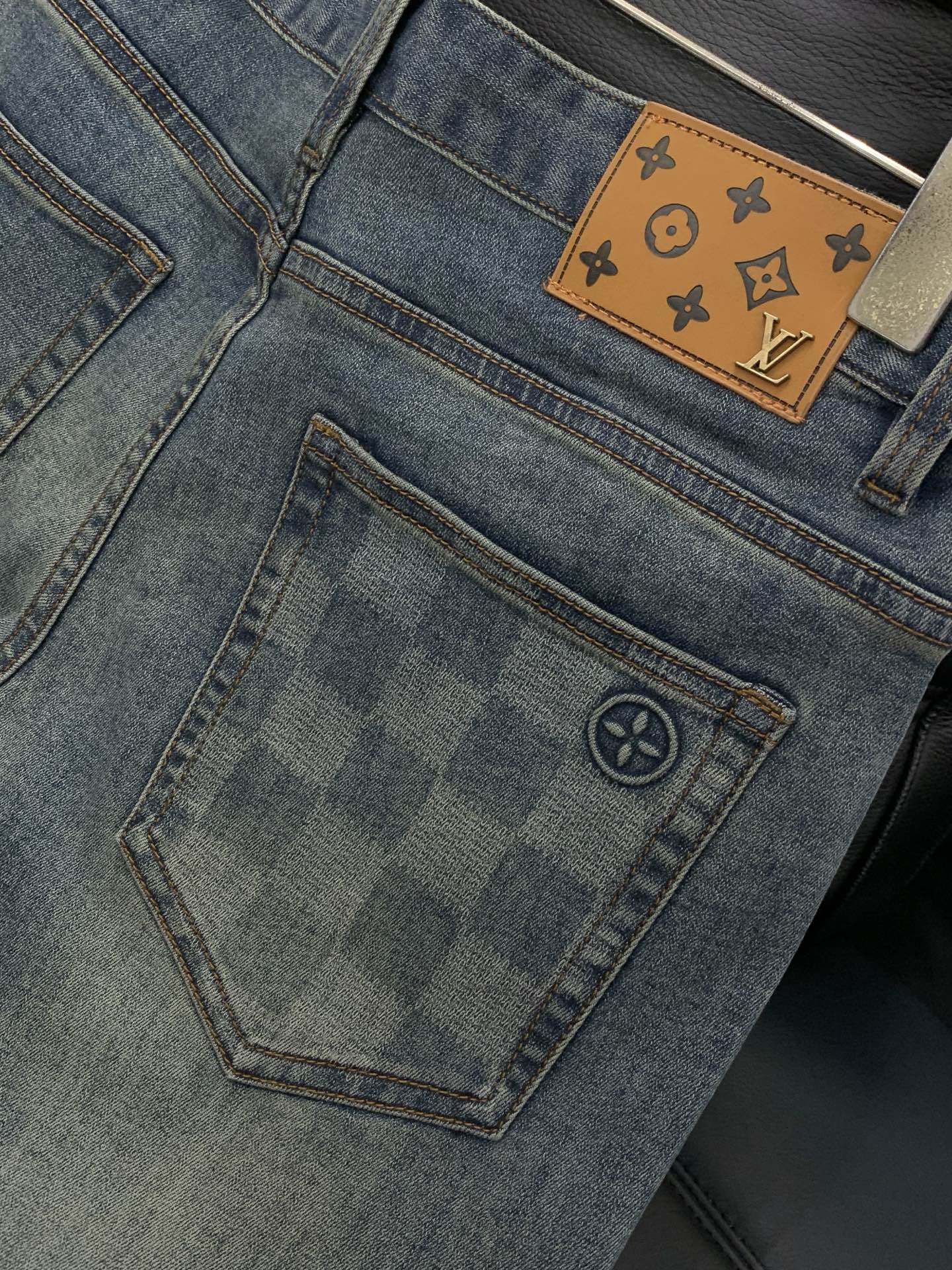 ，LouisVuitton 路易威登，2026春季最新款，专柜同步有售，原单狠货，时尚休闲水洗牛仔裤，上