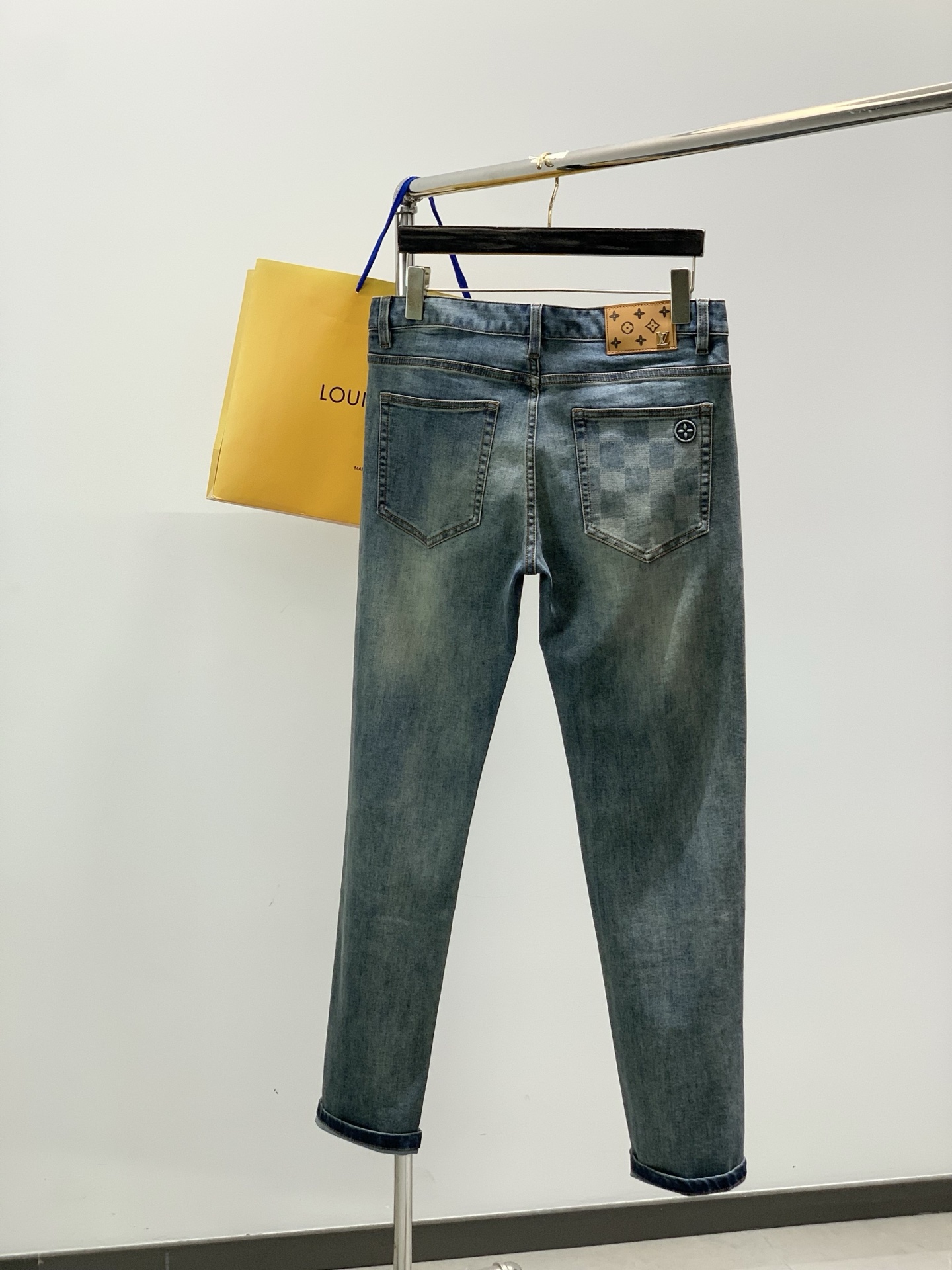 ，LouisVuitton 路易威登，2026春季最新款，专柜同步有售，原单狠货，时尚休闲水洗牛仔裤，上