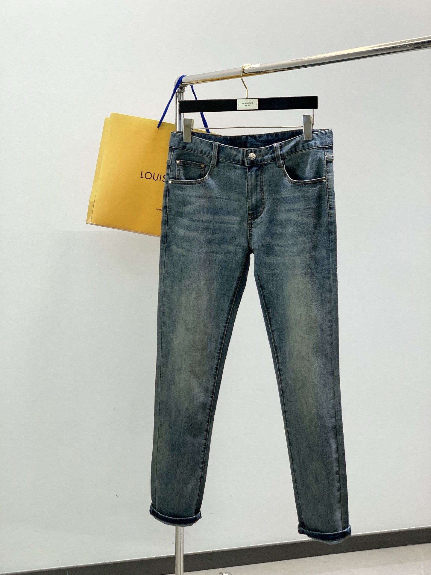 ，LouisVuitton 路易威登，2026春季最新款，专柜同步有售，原单狠货，时尚休闲水洗牛仔裤，上