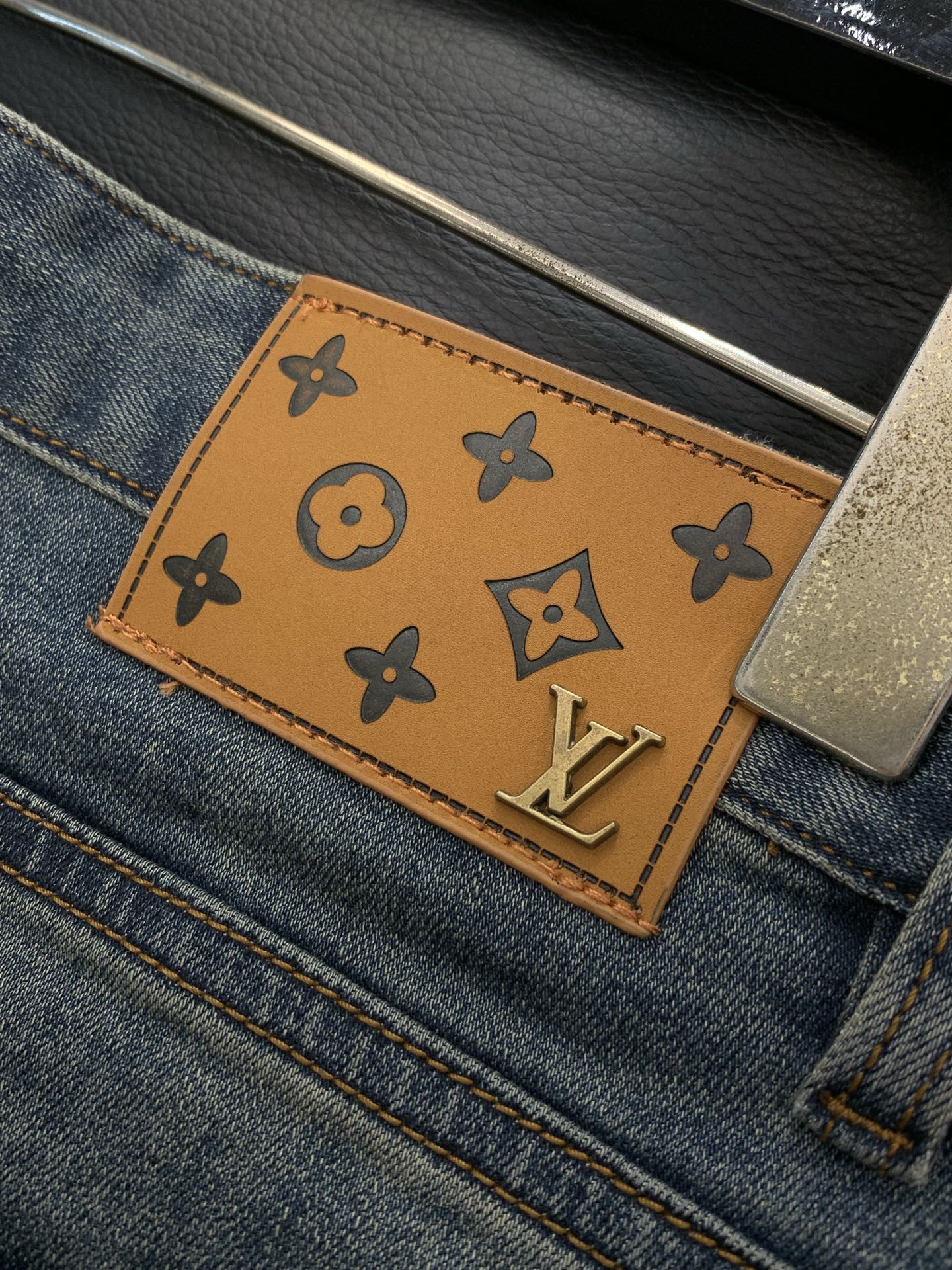 ，LouisVuitton 路易威登，2026春季最新款，专柜同步有售，原单狠货，时尚休闲水洗牛仔裤，上