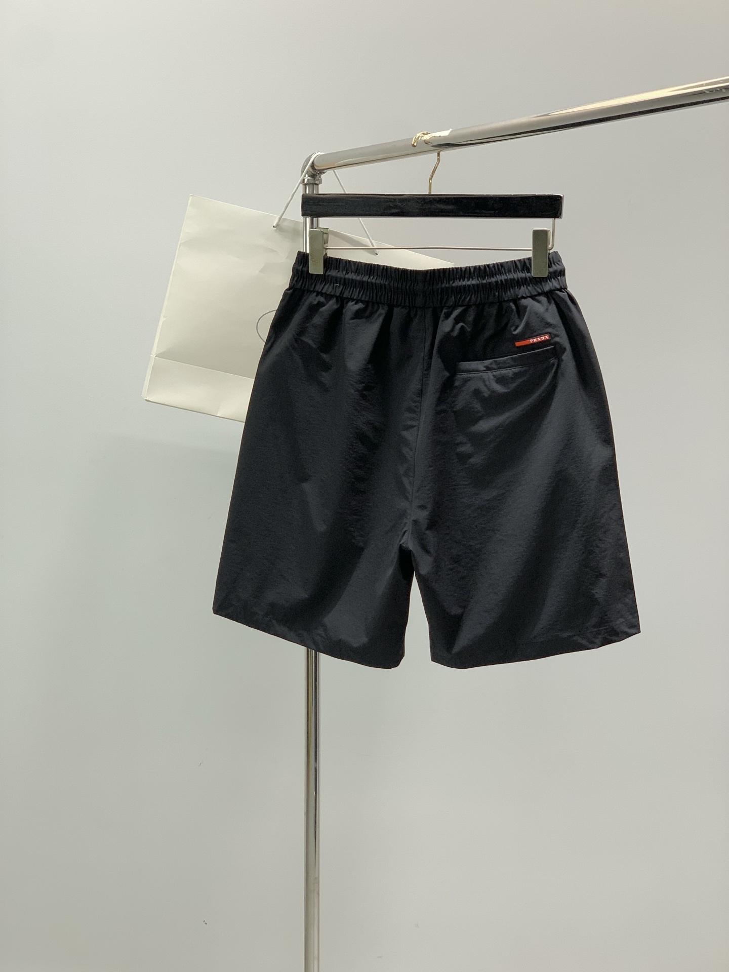 ，PRADA 普拉达，2026夏季最新品，专柜同步有售，时尚休闲短裤，进口原版面料，做工极为复杂，唯一可