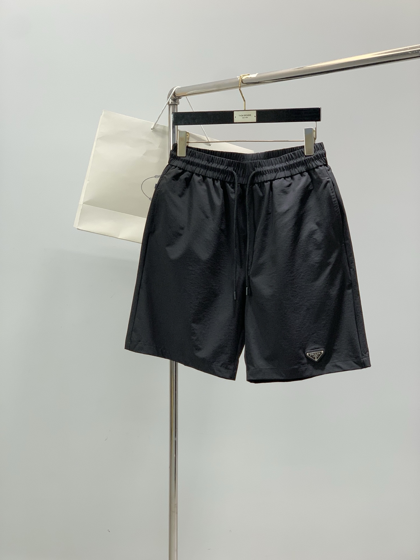 ，PRADA 普拉达，2026夏季最新品，专柜同步有售，时尚休闲短裤，进口原版面料，做工极为复杂，唯一可