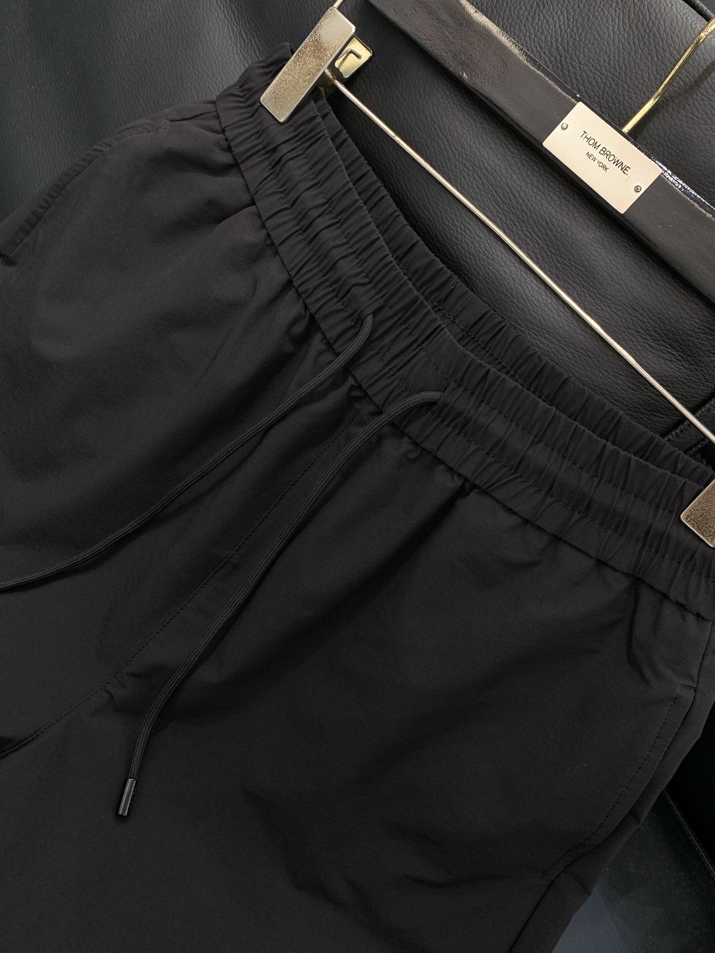 ，PRADA 普拉达，2026夏季最新品，专柜同步有售，时尚休闲短裤，进口原版面料，做工极为复杂，唯一可