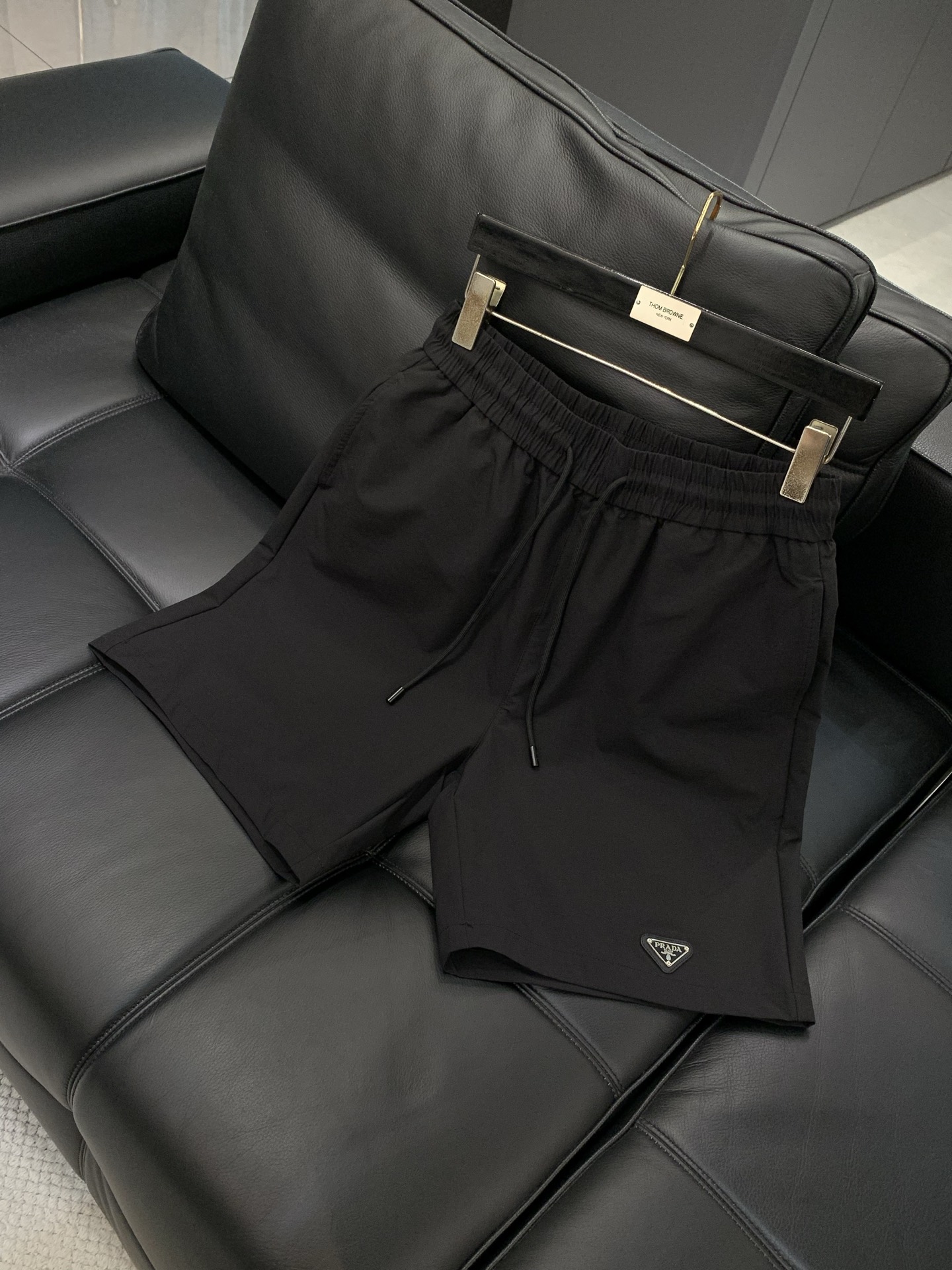 ，PRADA 普拉达，2026夏季最新品，专柜同步有售，时尚休闲短裤，进口原版面料，做工极为复杂，唯一可
