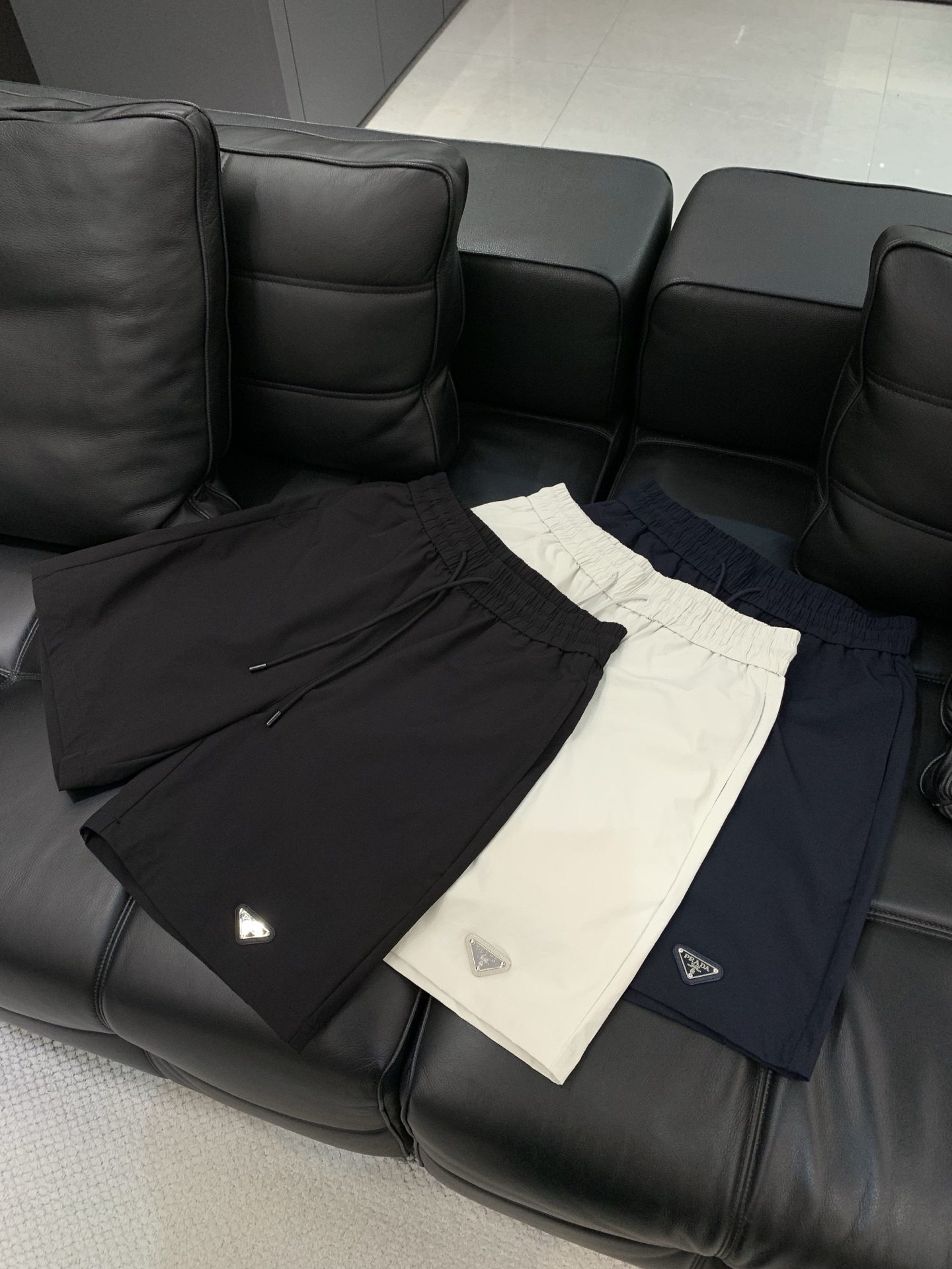 ，PRADA 普拉达，2026夏季最新品，专柜同步有售，时尚休闲短裤，进口原版面料，做工极为复杂，唯一可