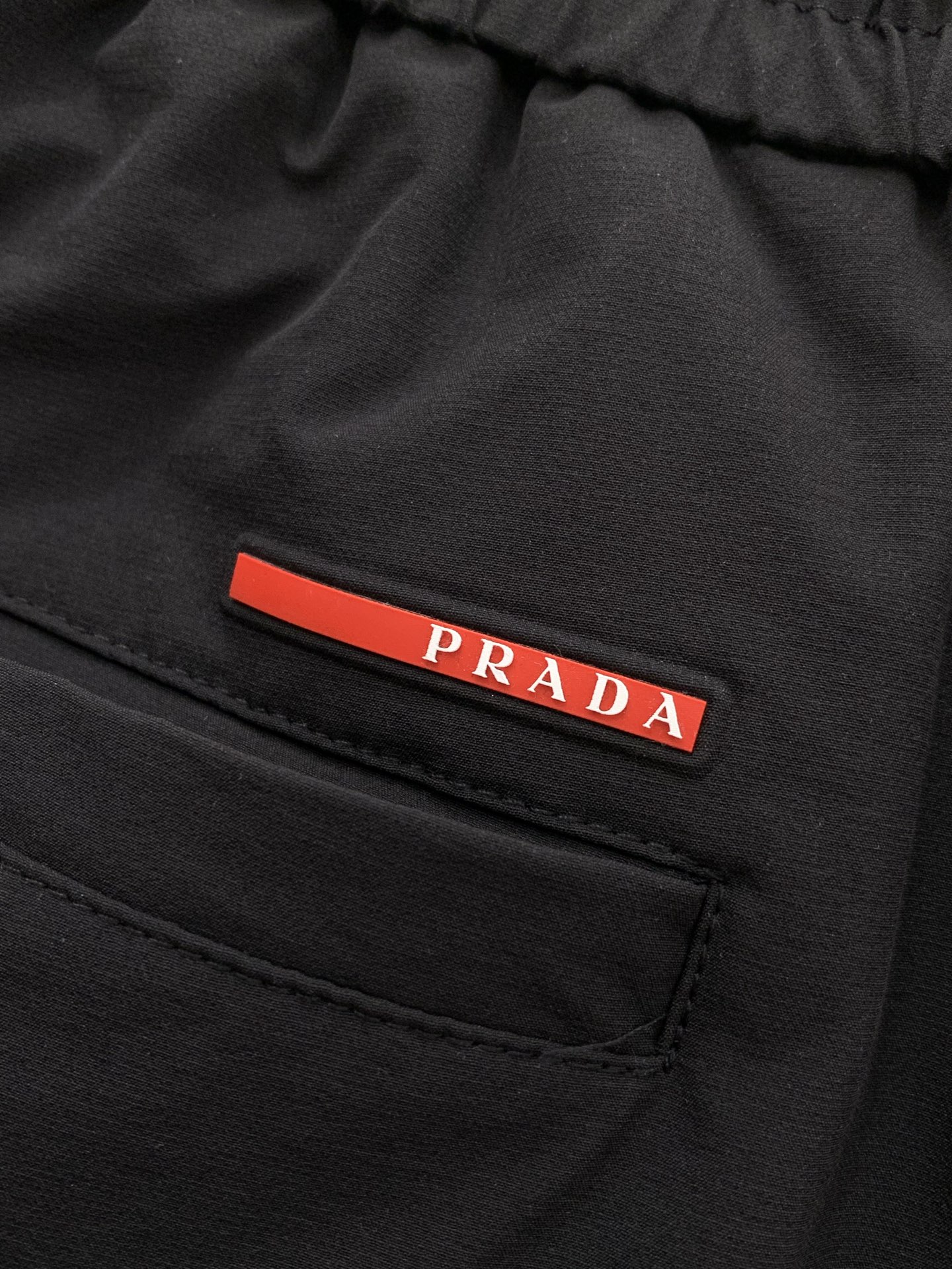 ，PRADA 普拉达，2026夏季最新品，专柜同步有售，时尚休闲短裤，进口原版面料，做工极为复杂，唯一可