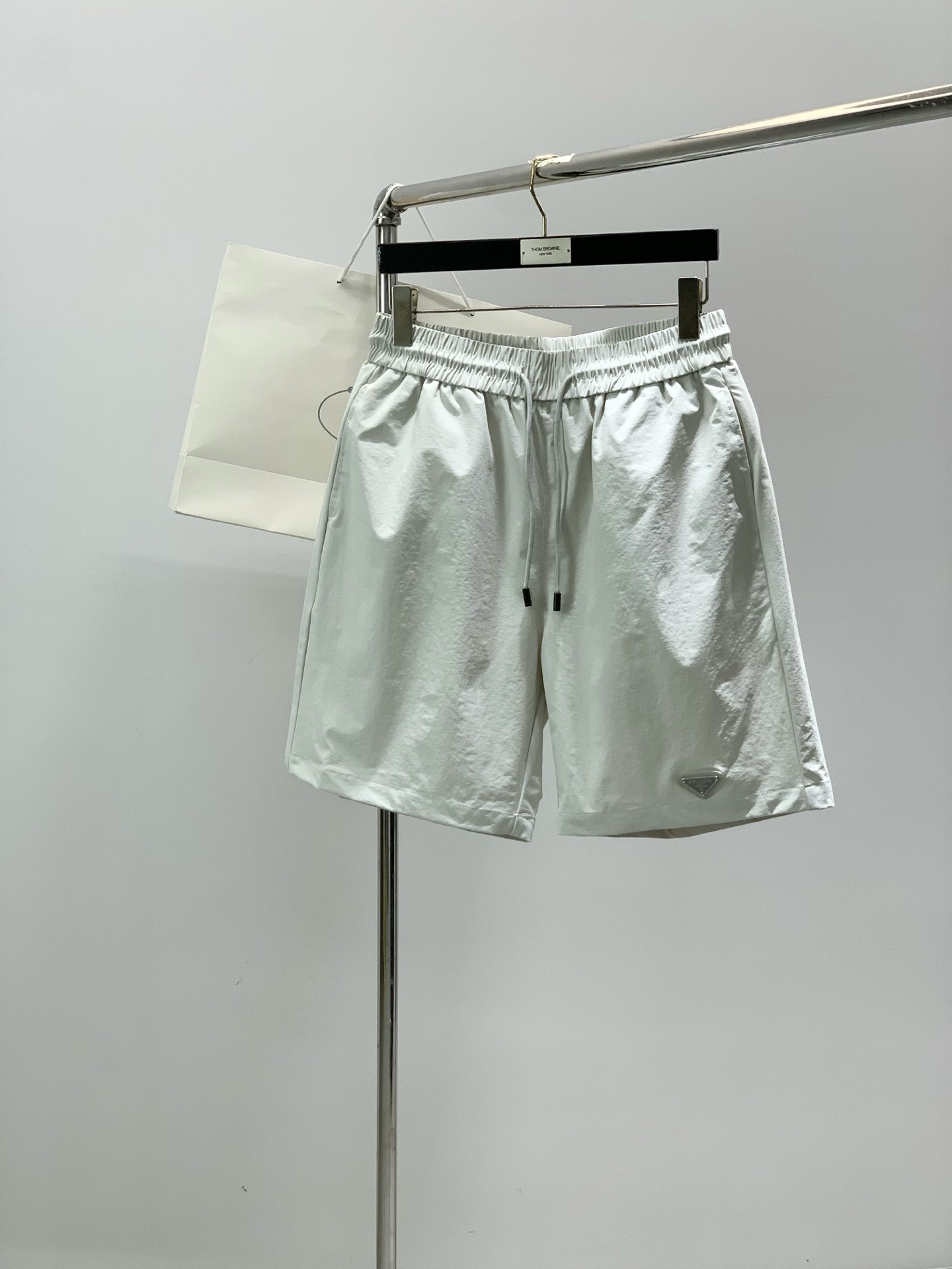 ，PRADA 普拉达，2026夏季最新品，专柜同步有售，时尚休闲短裤，进口原版面料，做工极为复杂，唯一可