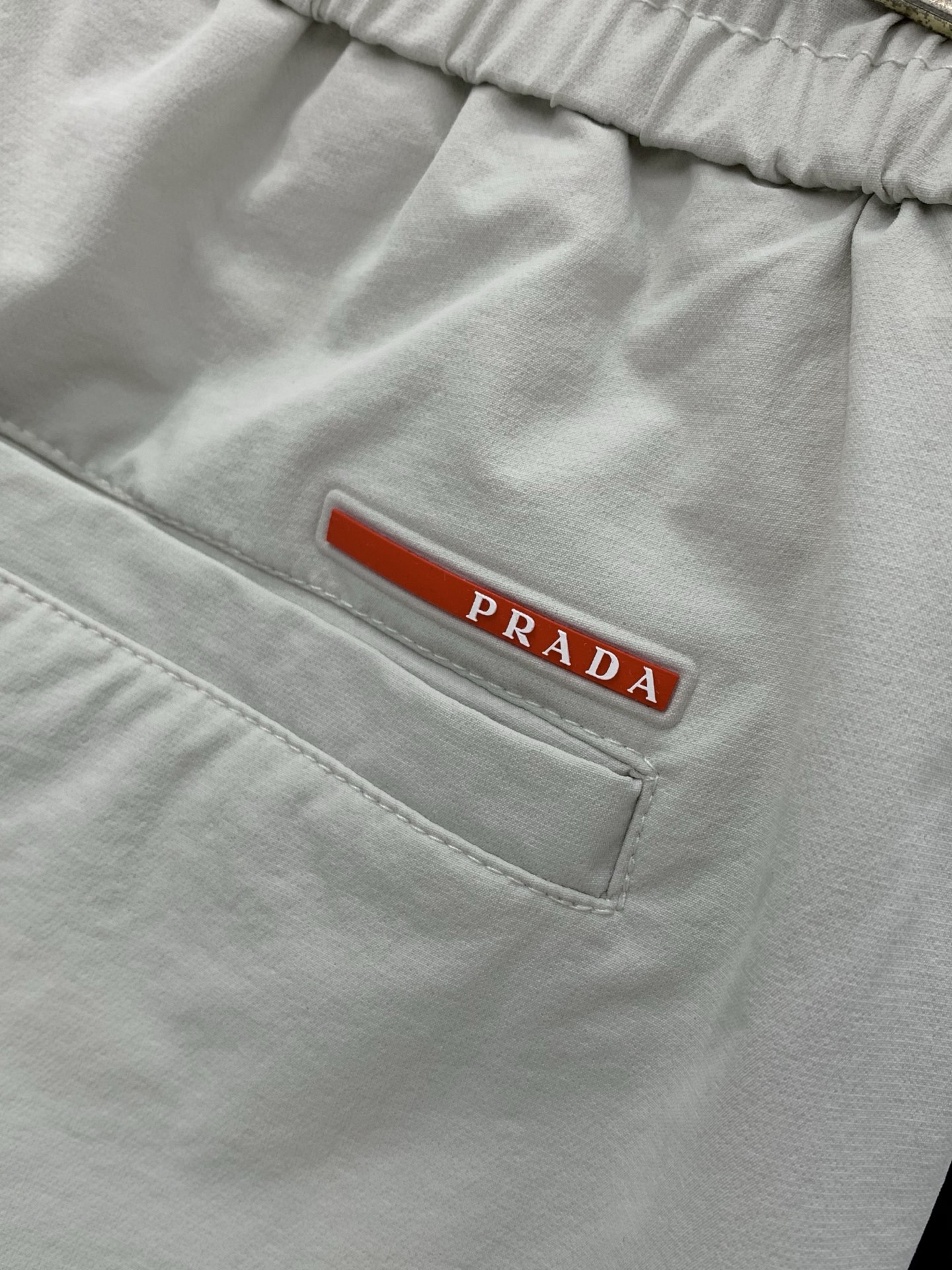 ，PRADA 普拉达，2026夏季最新品，专柜同步有售，时尚休闲短裤，进口原版面料，做工极为复杂，唯一可