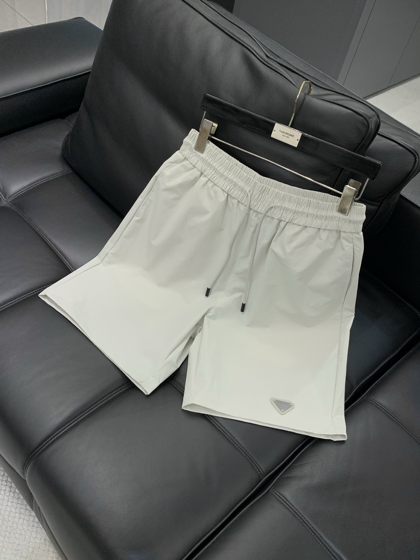 ，PRADA 普拉达，2026夏季最新品，专柜同步有售，时尚休闲短裤，进口原版面料，做工极为复杂，唯一可