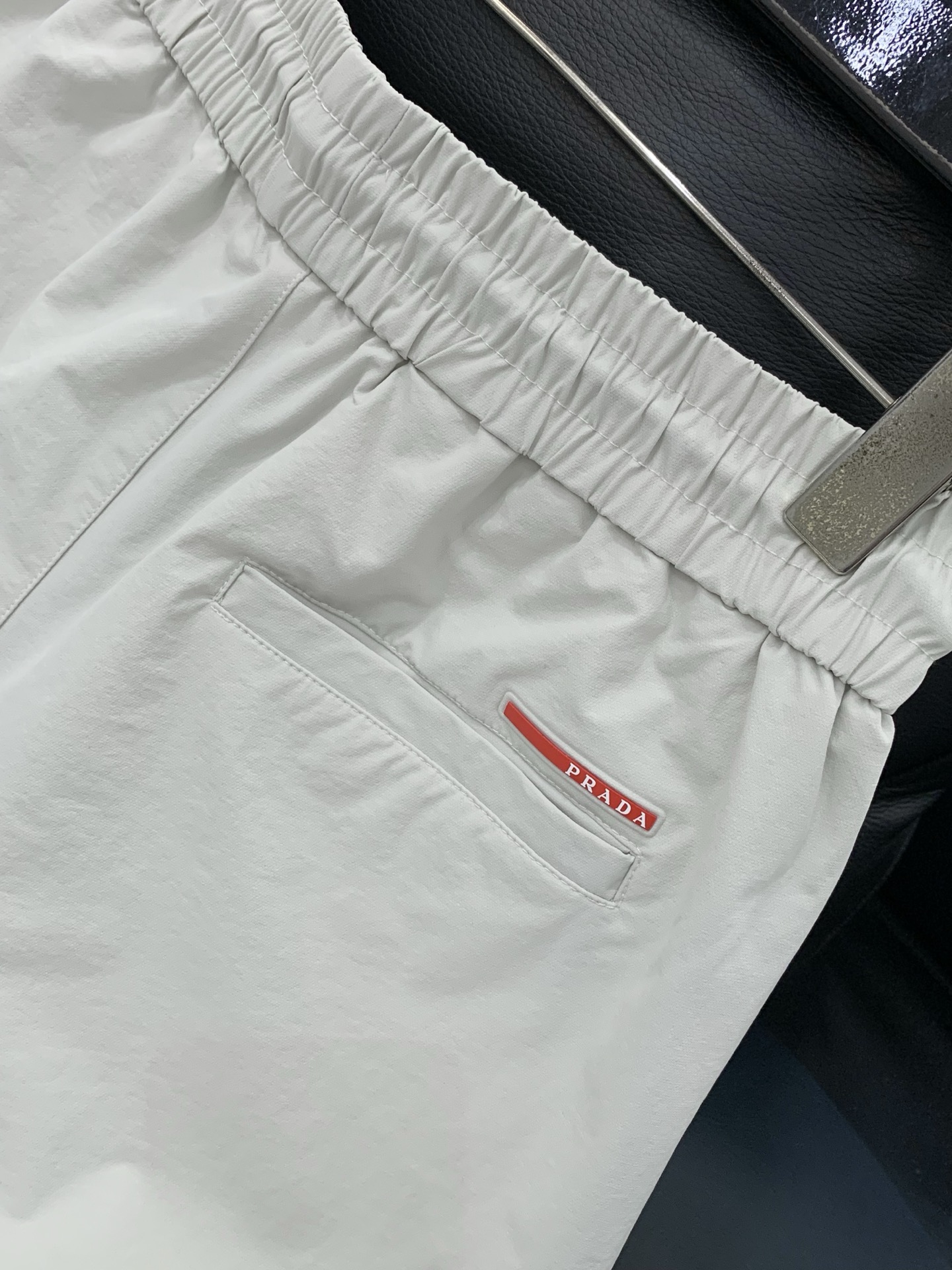 ，PRADA 普拉达，2026夏季最新品，专柜同步有售，时尚休闲短裤，进口原版面料，做工极为复杂，唯一可