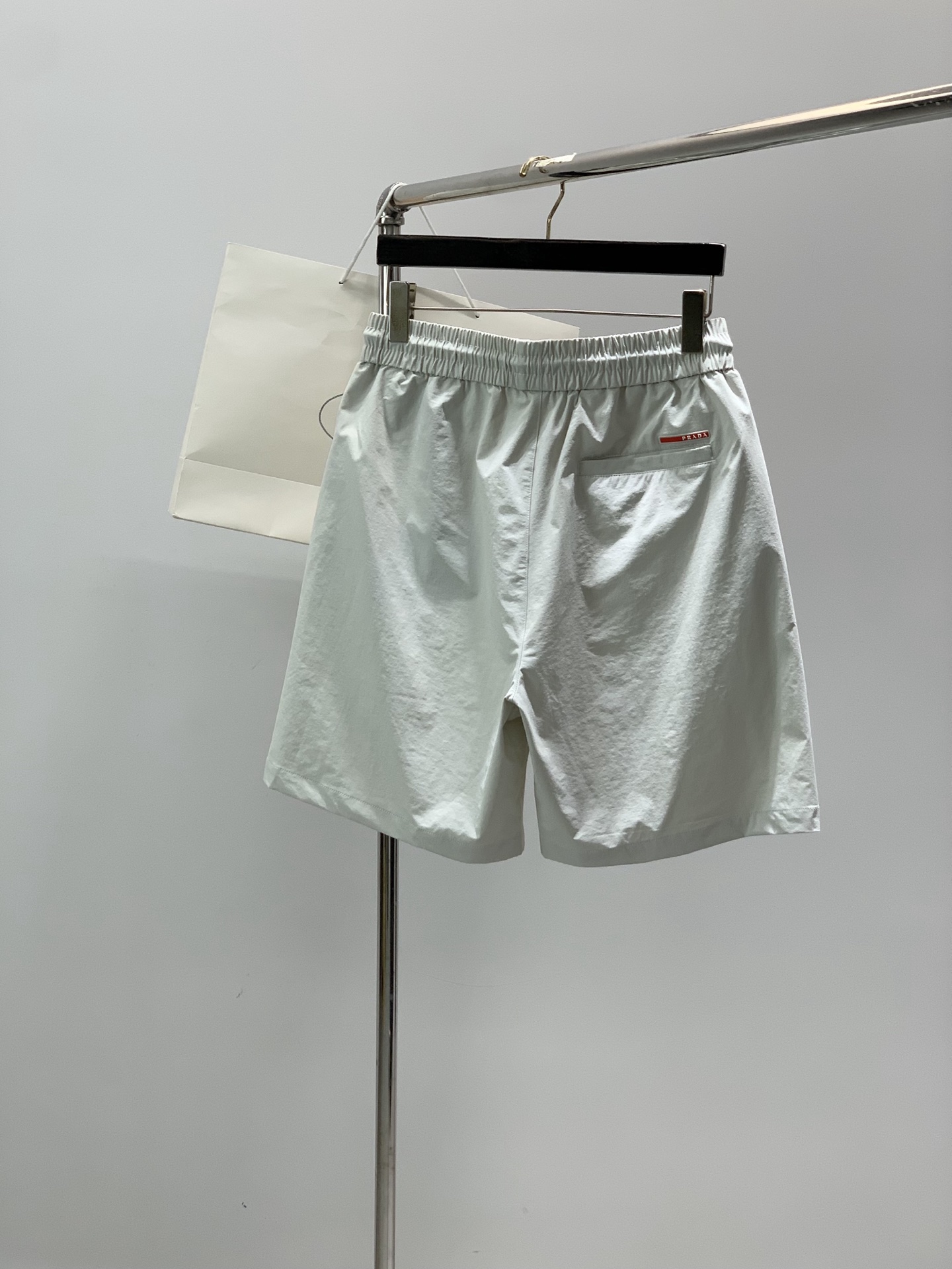 ，PRADA 普拉达，2026夏季最新品，专柜同步有售，时尚休闲短裤，进口原版面料，做工极为复杂，唯一可