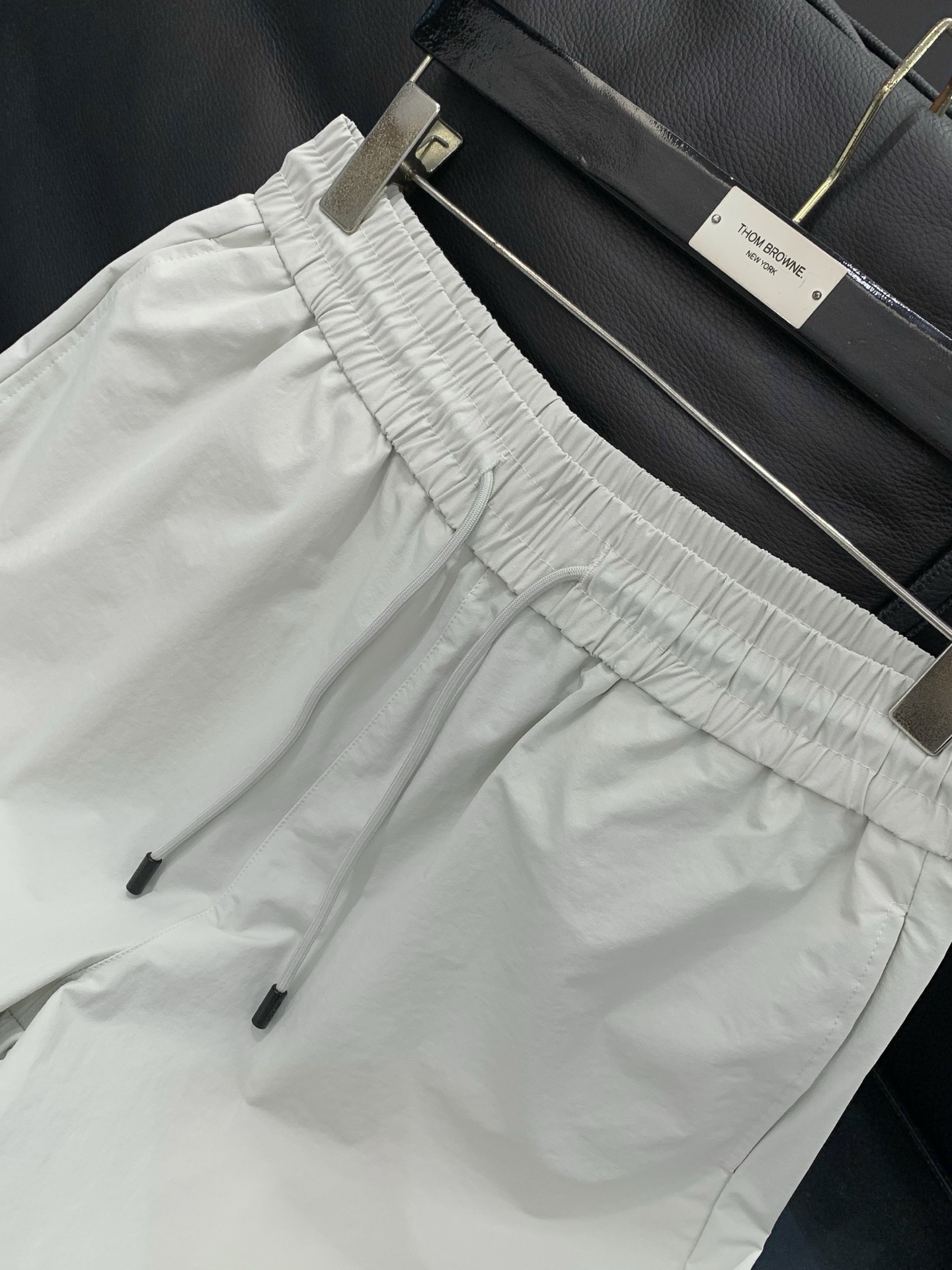 ，PRADA 普拉达，2026夏季最新品，专柜同步有售，时尚休闲短裤，进口原版面料，做工极为复杂，唯一可
