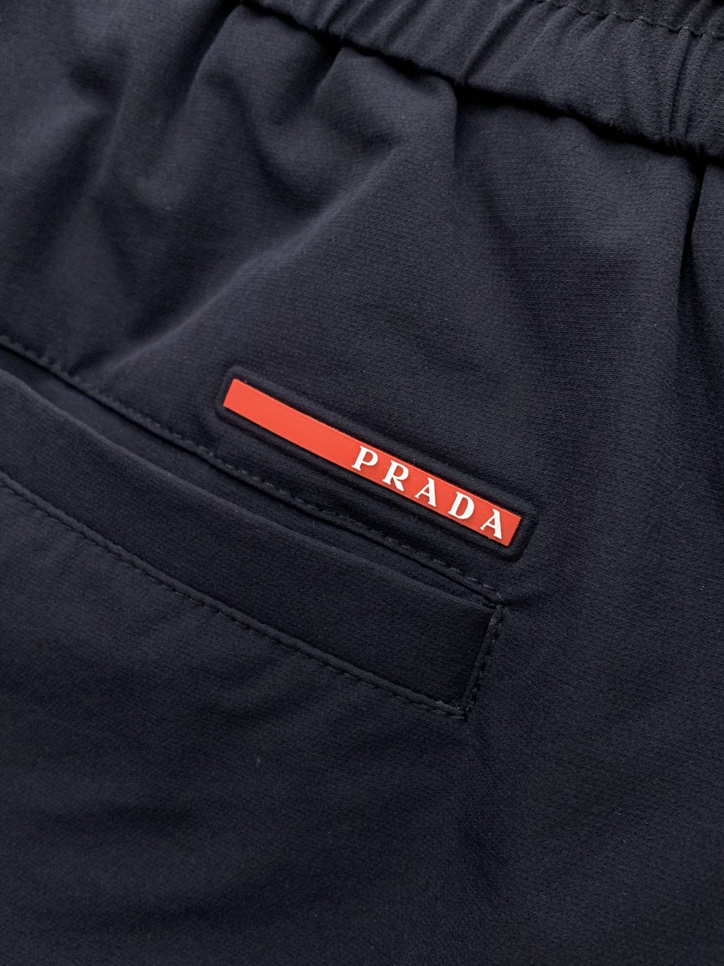 ，PRADA 普拉达，2026夏季最新品，专柜同步有售，时尚休闲短裤，进口原版面料，做工极为复杂，唯一可