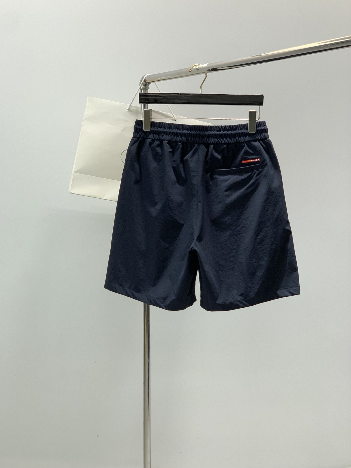 ，PRADA 普拉达，2026夏季最新品，专柜同步有售，时尚休闲短裤，进口原版面料，做工极为复杂，唯一可