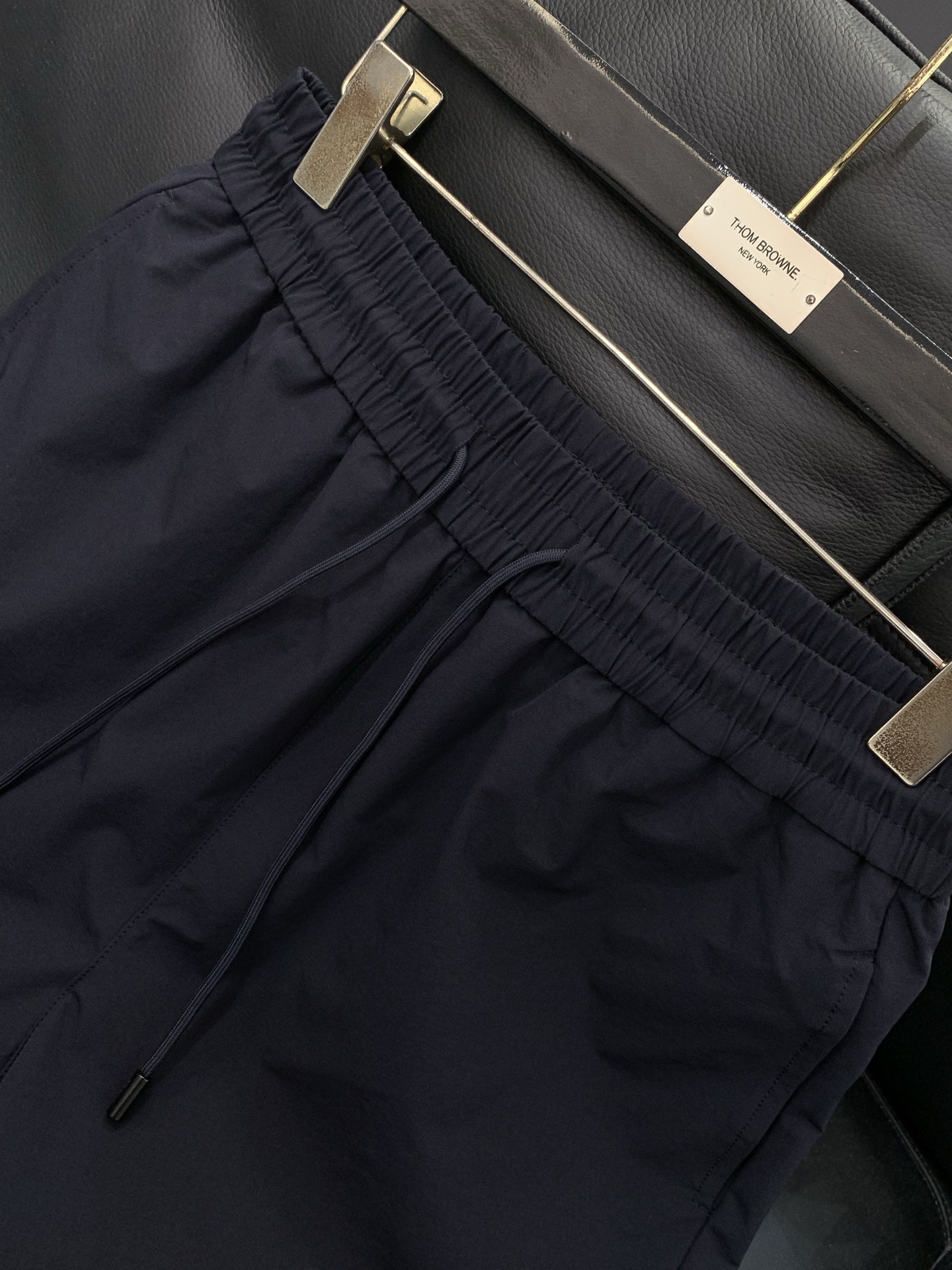 ，PRADA 普拉达，2026夏季最新品，专柜同步有售，时尚休闲短裤，进口原版面料，做工极为复杂，唯一可