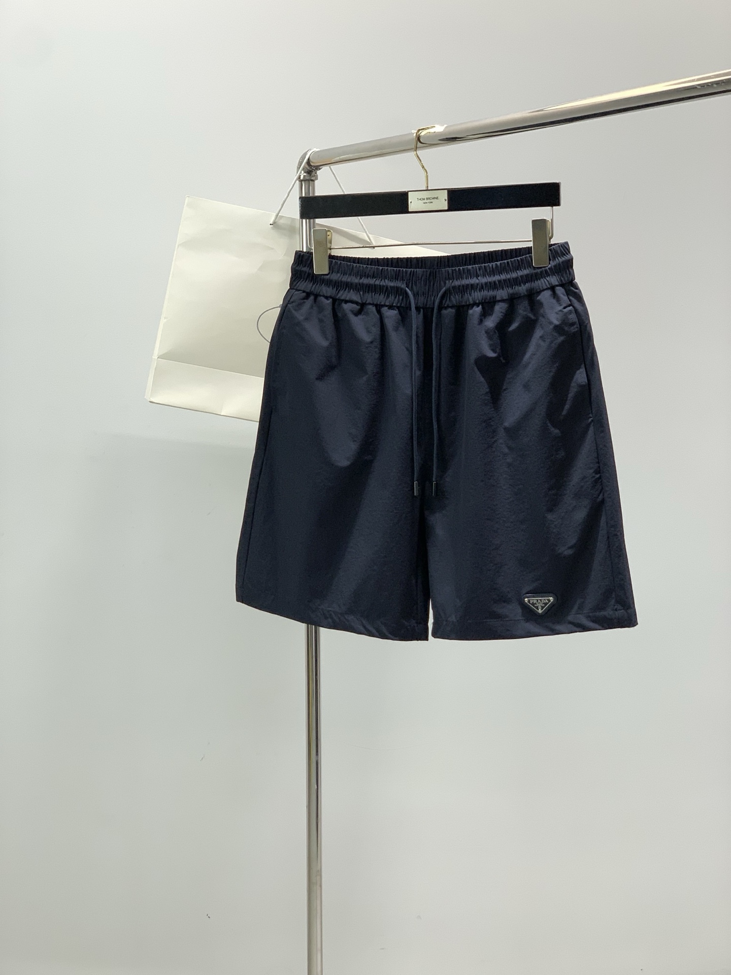 ，PRADA 普拉达，2026夏季最新品，专柜同步有售，时尚休闲短裤，进口原版面料，做工极为复杂，唯一可