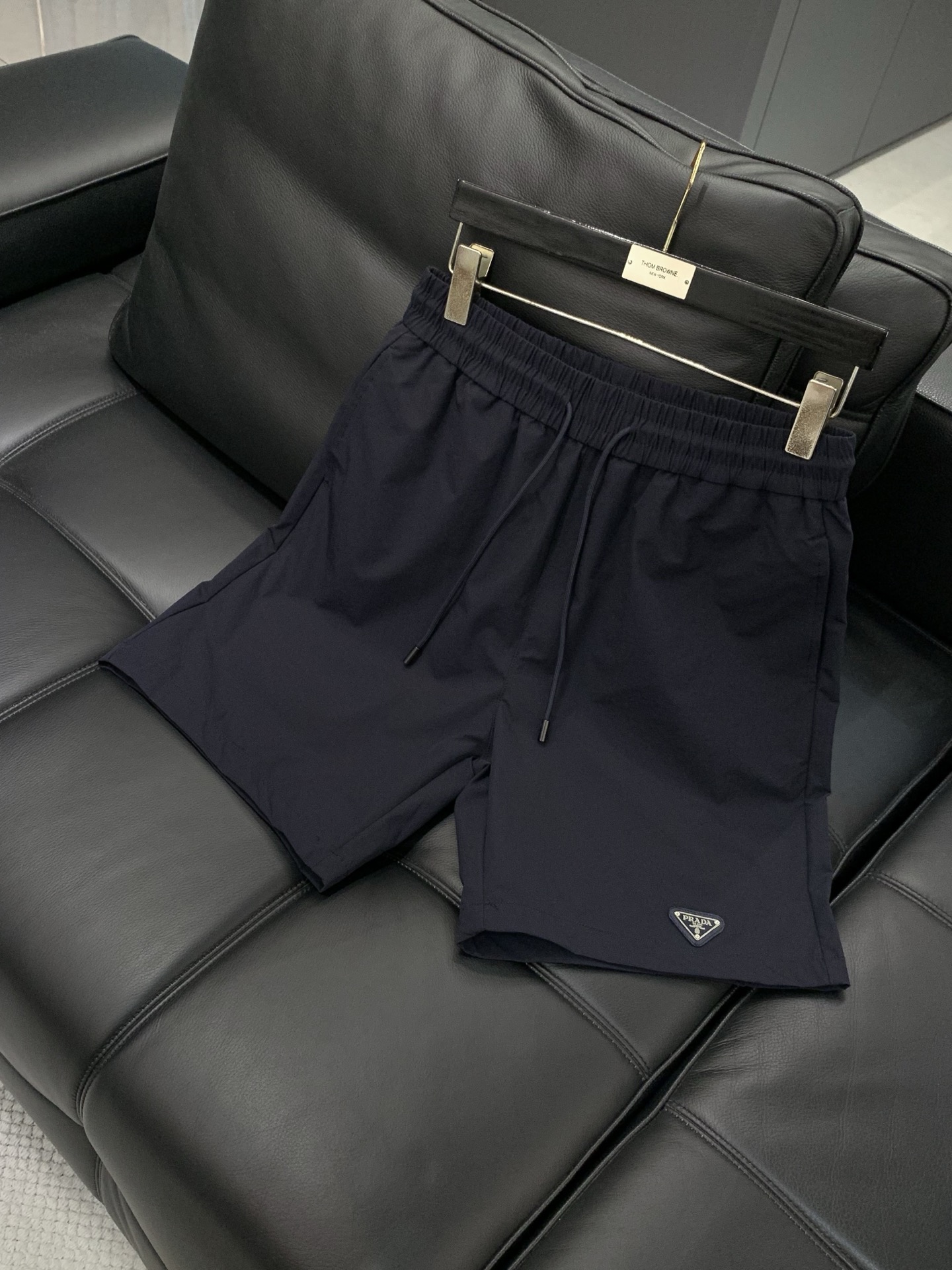 ，PRADA 普拉达，2026夏季最新品，专柜同步有售，时尚休闲短裤，进口原版面料，做工极为复杂，唯一可