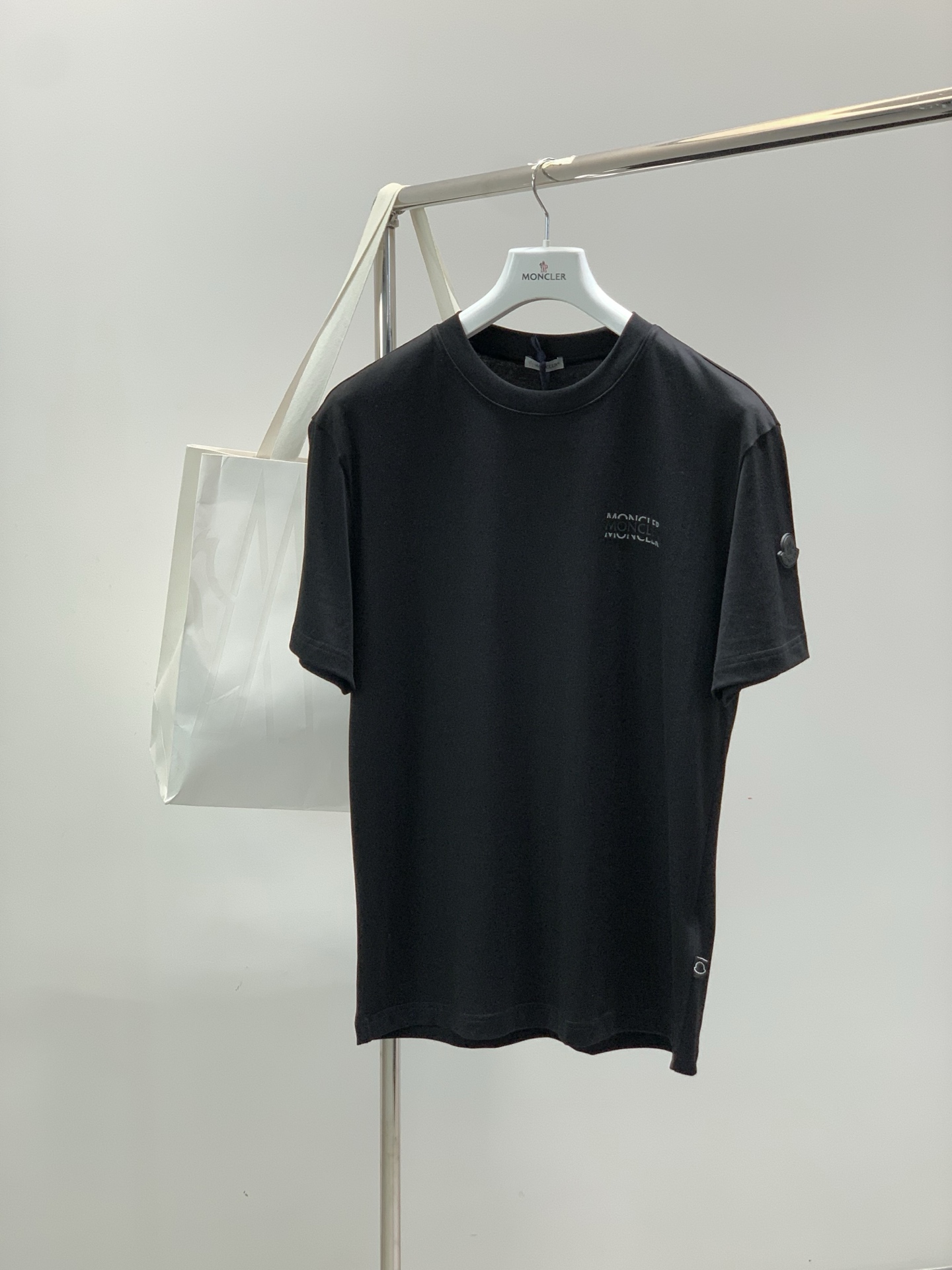 ，Moncler 蒙口，2026夏季最新品，专柜同步有售，原单狠货，时尚休闲圆领短袖T恤，上身舒适！吸睛