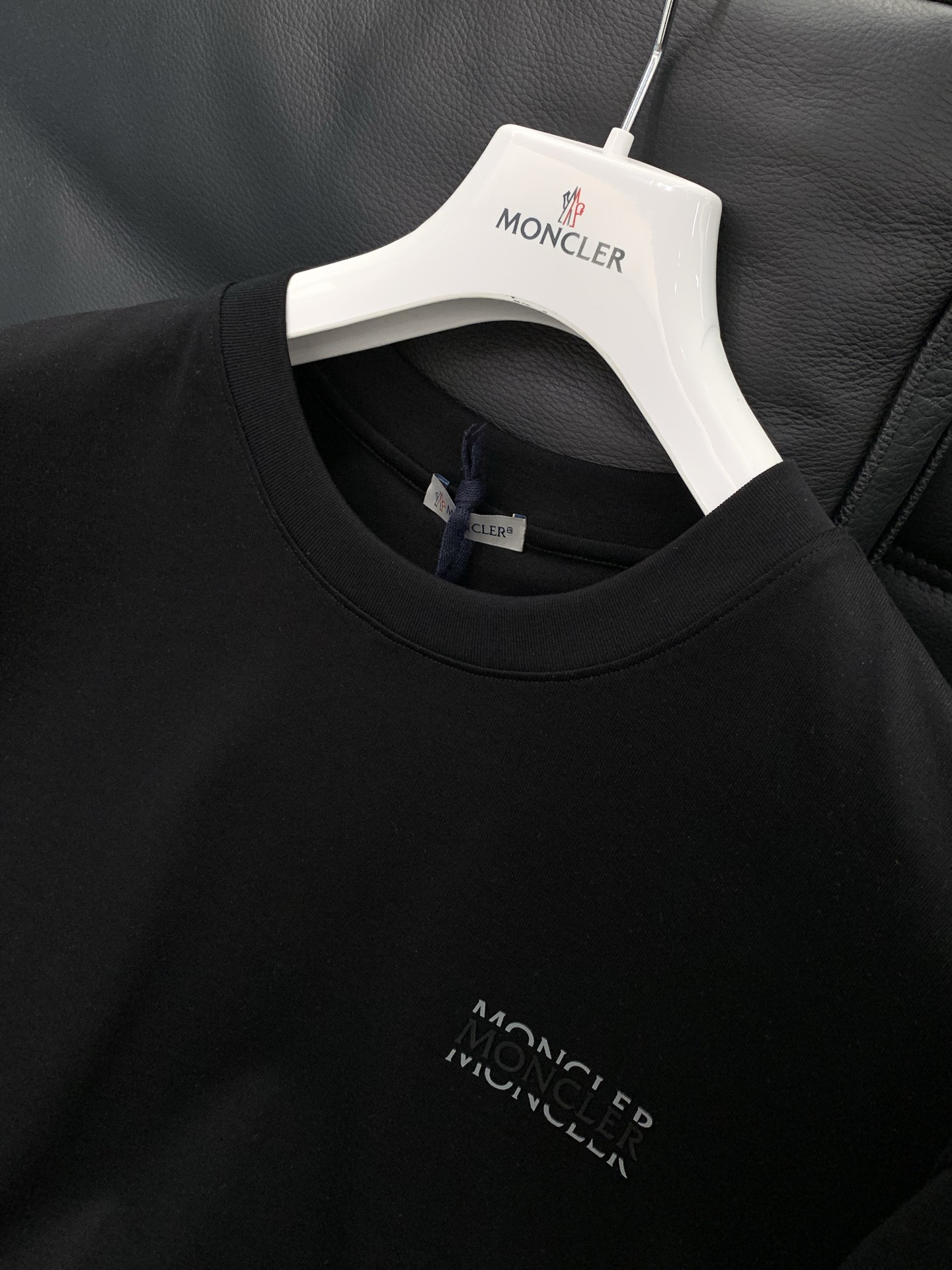 ，Moncler 蒙口，2026夏季最新品，专柜同步有售，原单狠货，时尚休闲圆领短袖T恤，上身舒适！吸睛
