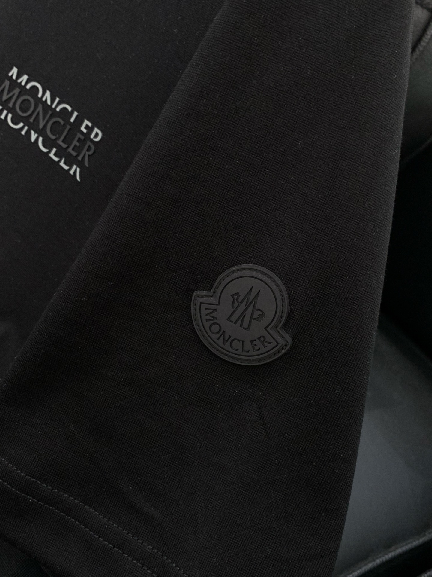 ，Moncler 蒙口，2026夏季最新品，专柜同步有售，原单狠货，时尚休闲圆领短袖T恤，上身舒适！吸睛