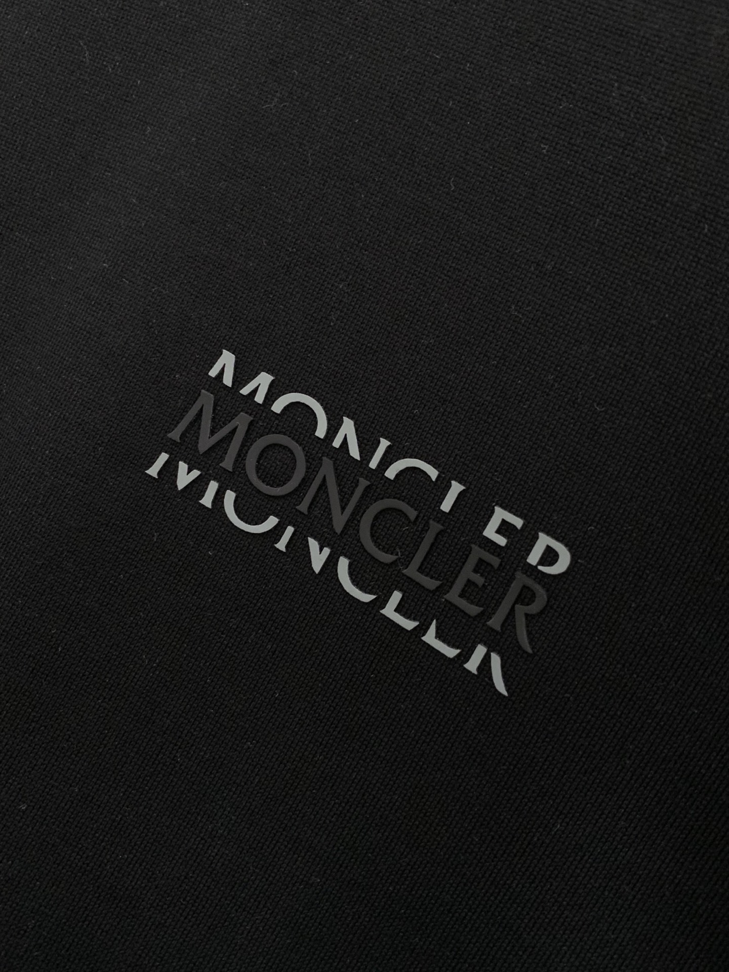 ，Moncler 蒙口，2026夏季最新品，专柜同步有售，原单狠货，时尚休闲圆领短袖T恤，上身舒适！吸睛
