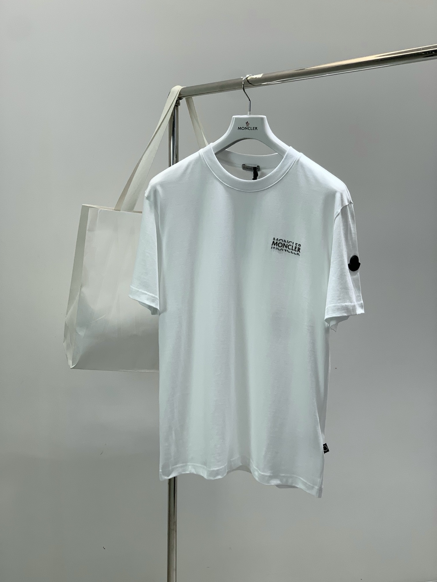 ，Moncler 蒙口，2026夏季最新品，专柜同步有售，原单狠货，时尚休闲圆领短袖T恤，上身舒适！吸睛