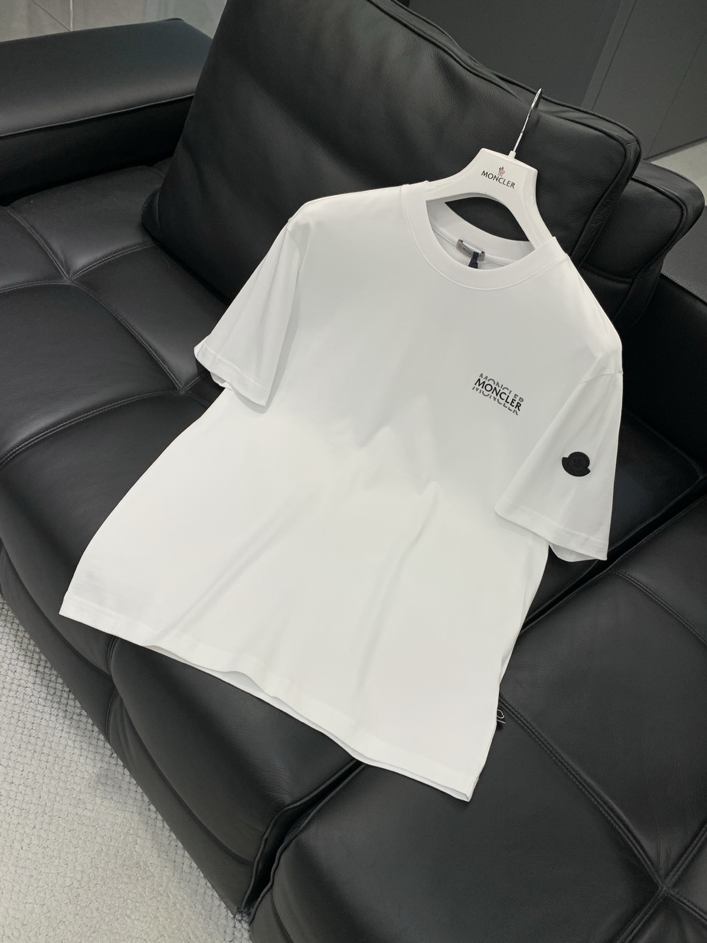 ，Moncler 蒙口，2026夏季最新品，专柜同步有售，原单狠货，时尚休闲圆领短袖T恤，上身舒适！吸睛