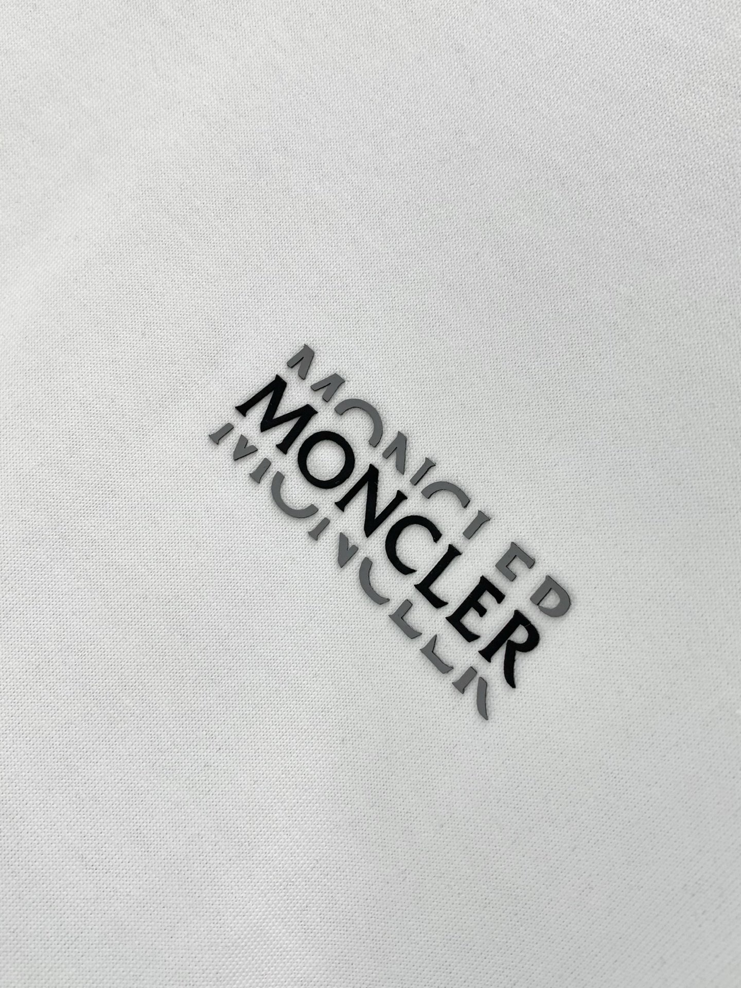 ，Moncler 蒙口，2026夏季最新品，专柜同步有售，原单狠货，时尚休闲圆领短袖T恤，上身舒适！吸睛