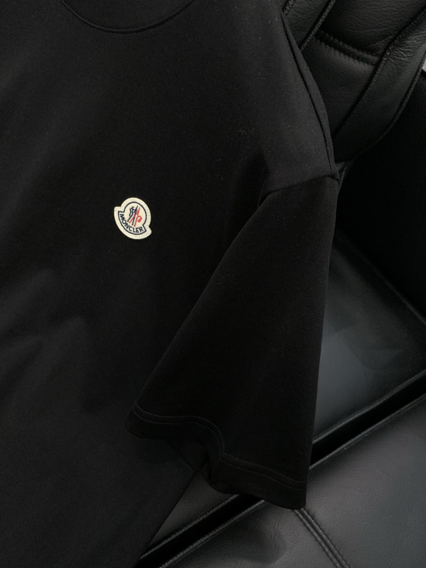 ，Moncler 蒙口，2026夏季最新品，专柜同步有售，原单狠货，时尚休闲圆领短袖T恤，上身舒适！吸睛