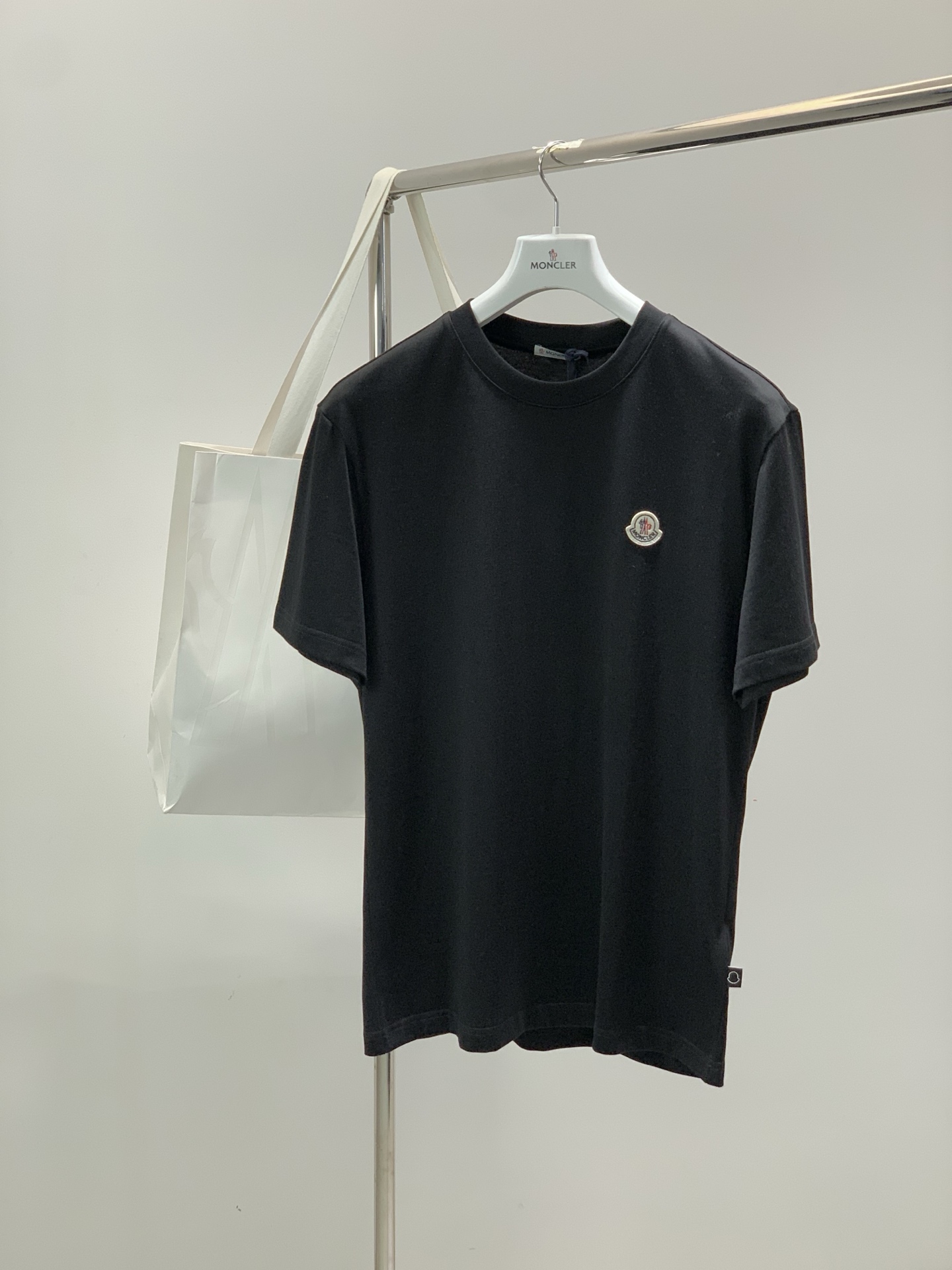 ，Moncler 蒙口，2026夏季最新品，专柜同步有售，原单狠货，时尚休闲圆领短袖T恤，上身舒适！吸睛