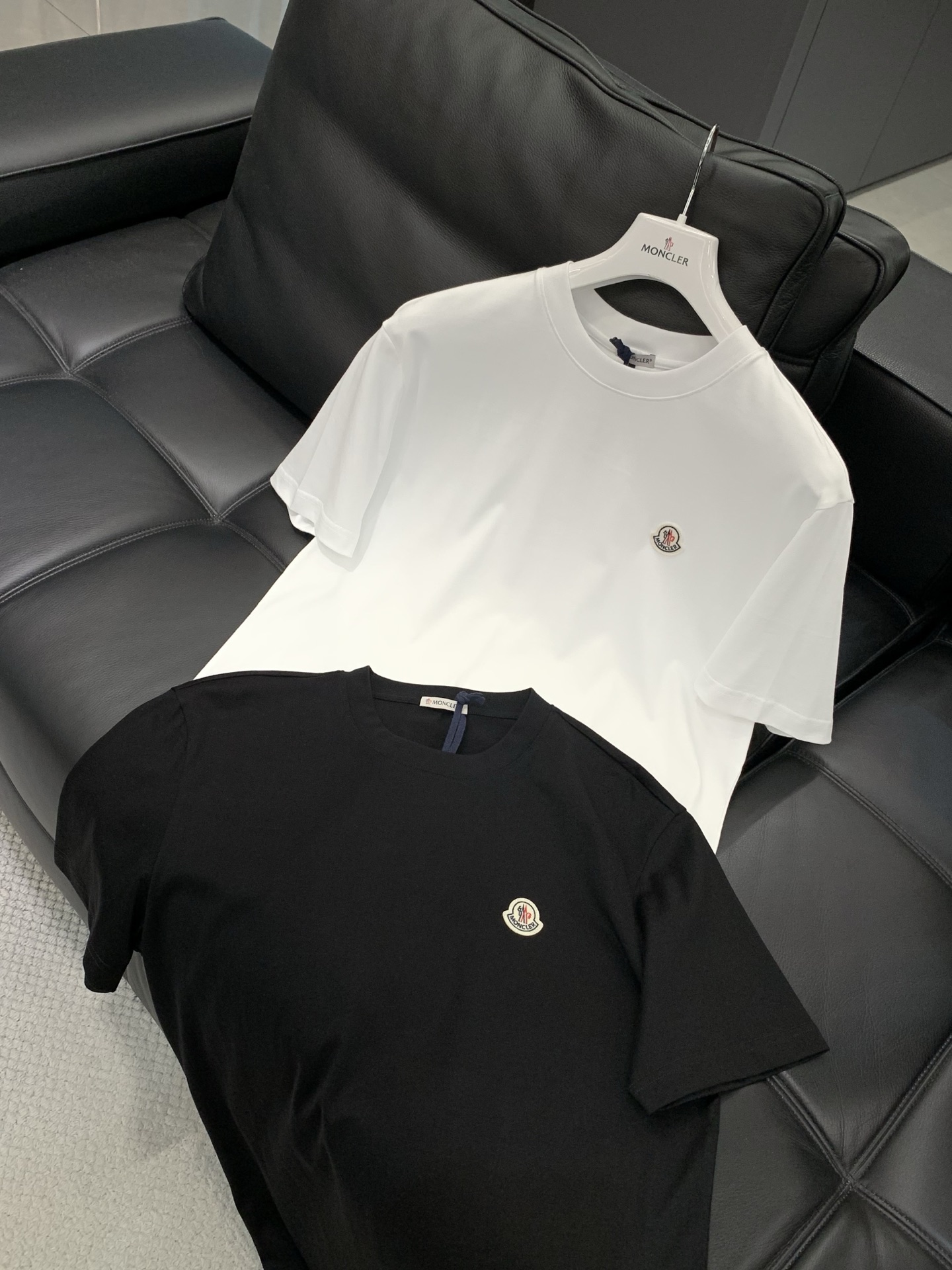 ，Moncler 蒙口，2026夏季最新品，专柜同步有售，原单狠货，时尚休闲圆领短袖T恤，上身舒适！吸睛