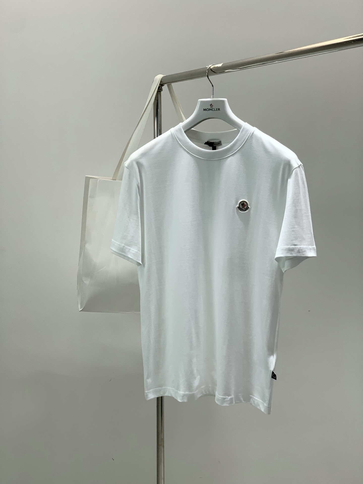 ，Moncler 蒙口，2026夏季最新品，专柜同步有售，原单狠货，时尚休闲圆领短袖T恤，上身舒适！吸睛