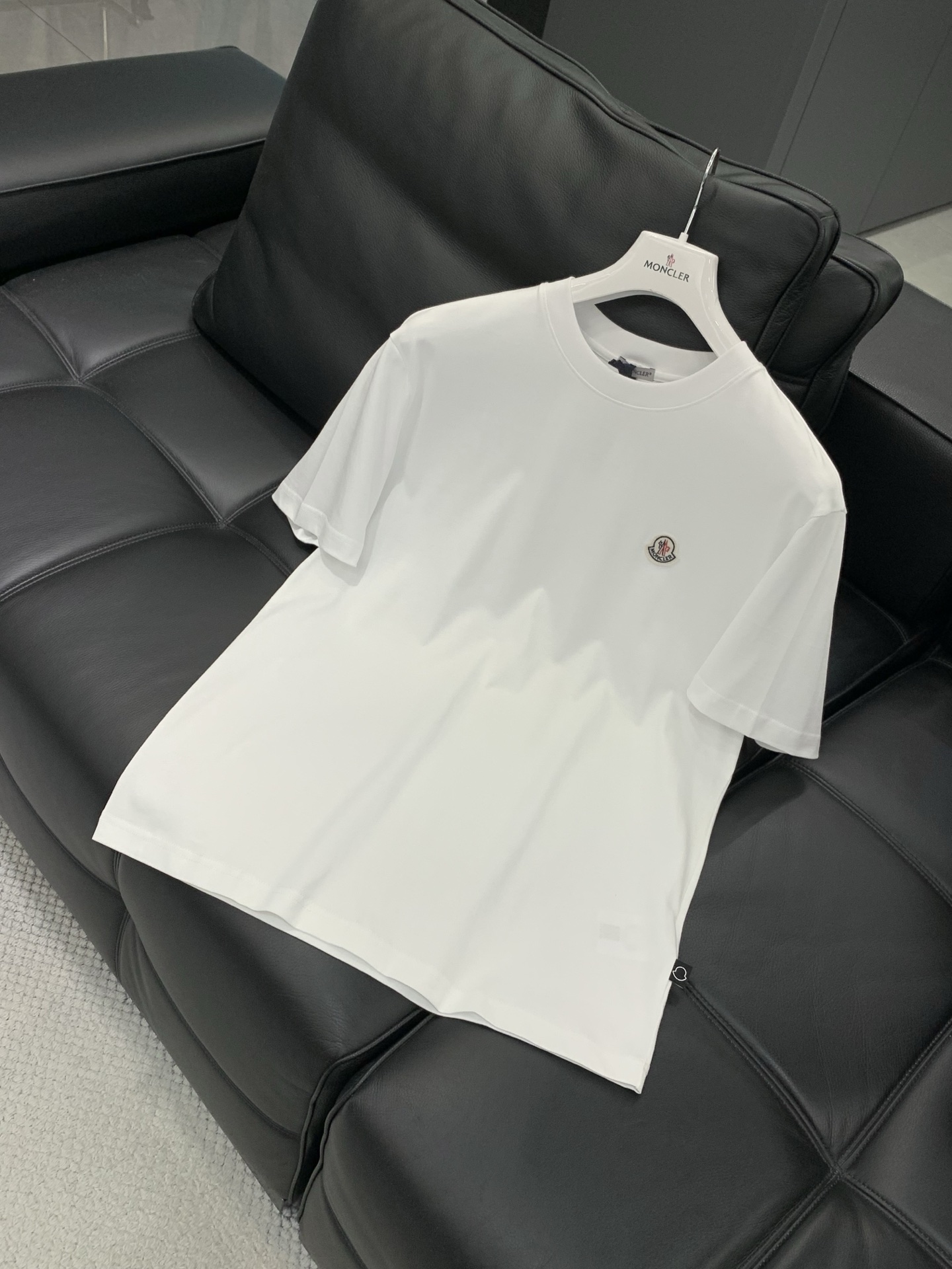 ，Moncler 蒙口，2026夏季最新品，专柜同步有售，原单狠货，时尚休闲圆领短袖T恤，上身舒适！吸睛