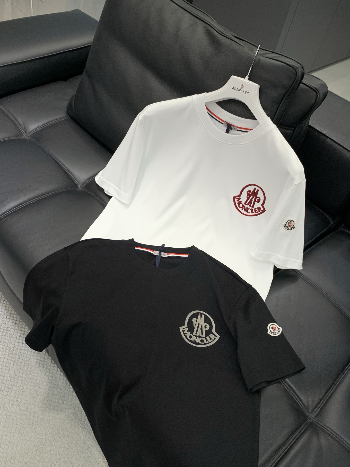 ，Moncler 蒙口，2026夏季最新品，专柜同步有售，原单狠货，时尚休闲圆领短袖T恤，上身舒适！吸睛