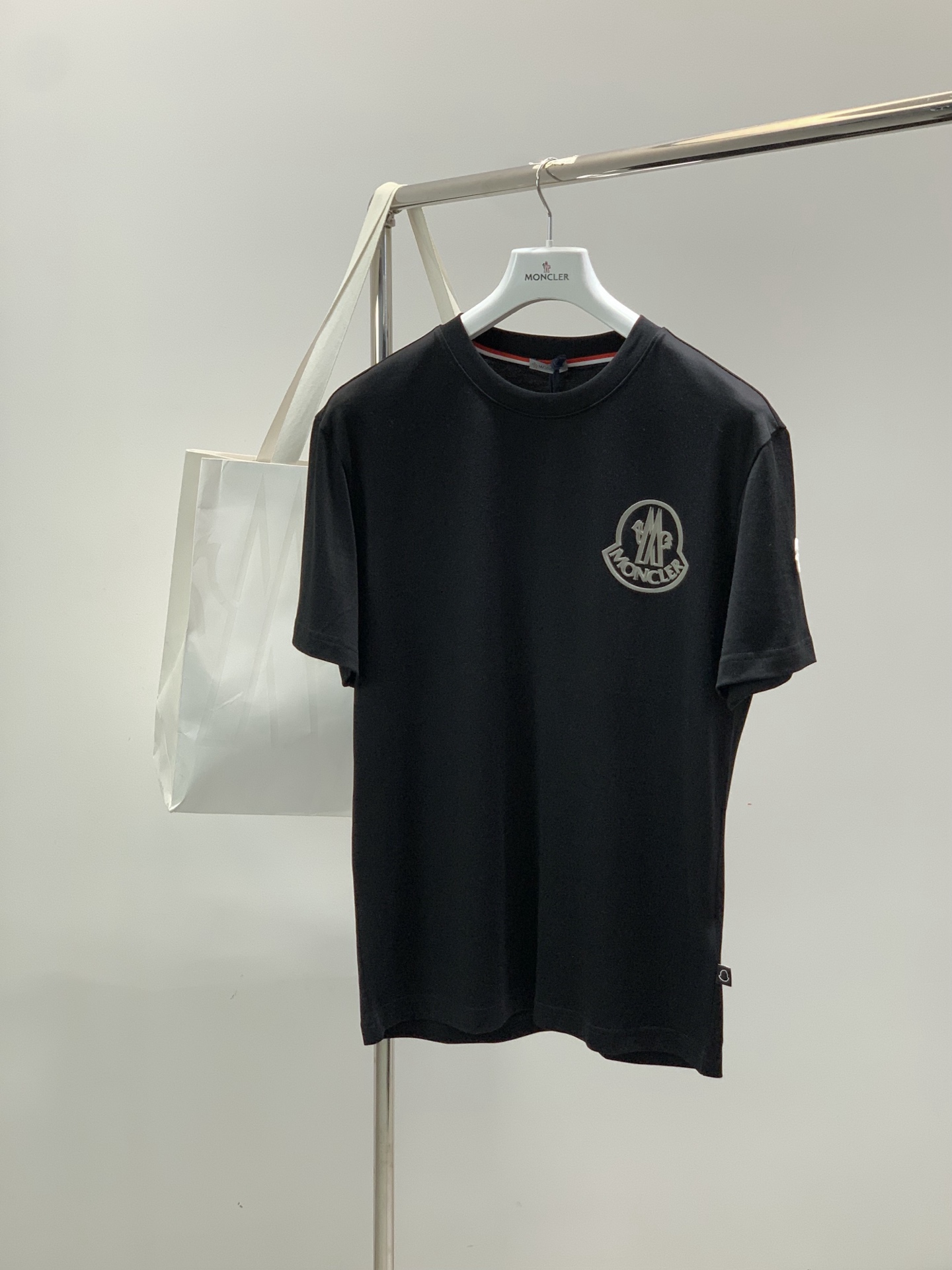 ，Moncler 蒙口，2026夏季最新品，专柜同步有售，原单狠货，时尚休闲圆领短袖T恤，上身舒适！吸睛