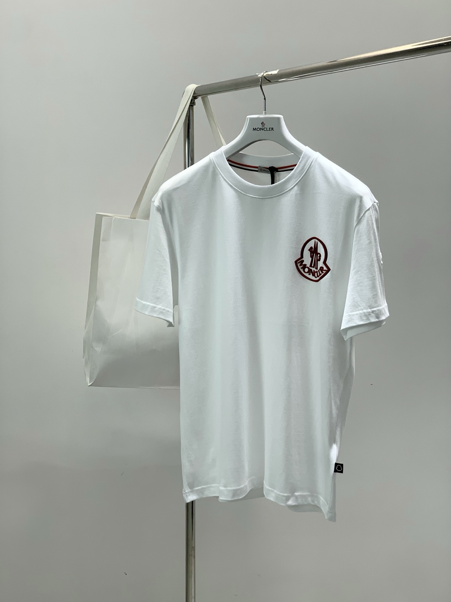 ，Moncler 蒙口，2026夏季最新品，专柜同步有售，原单狠货，时尚休闲圆领短袖T恤，上身舒适！吸睛