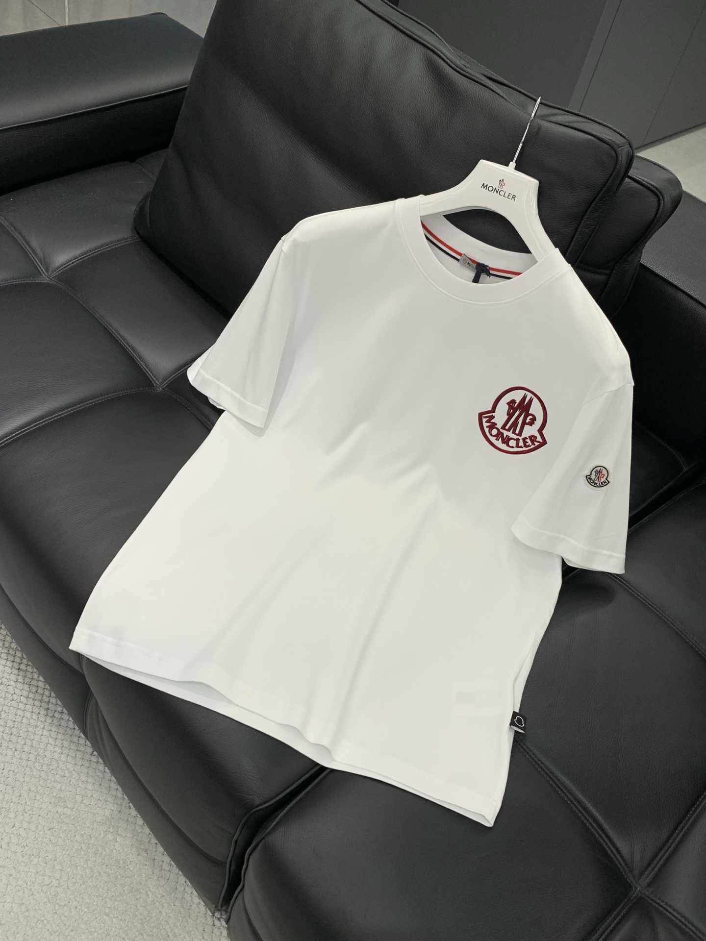 ，Moncler 蒙口，2026夏季最新品，专柜同步有售，原单狠货，时尚休闲圆领短袖T恤，上身舒适！吸睛