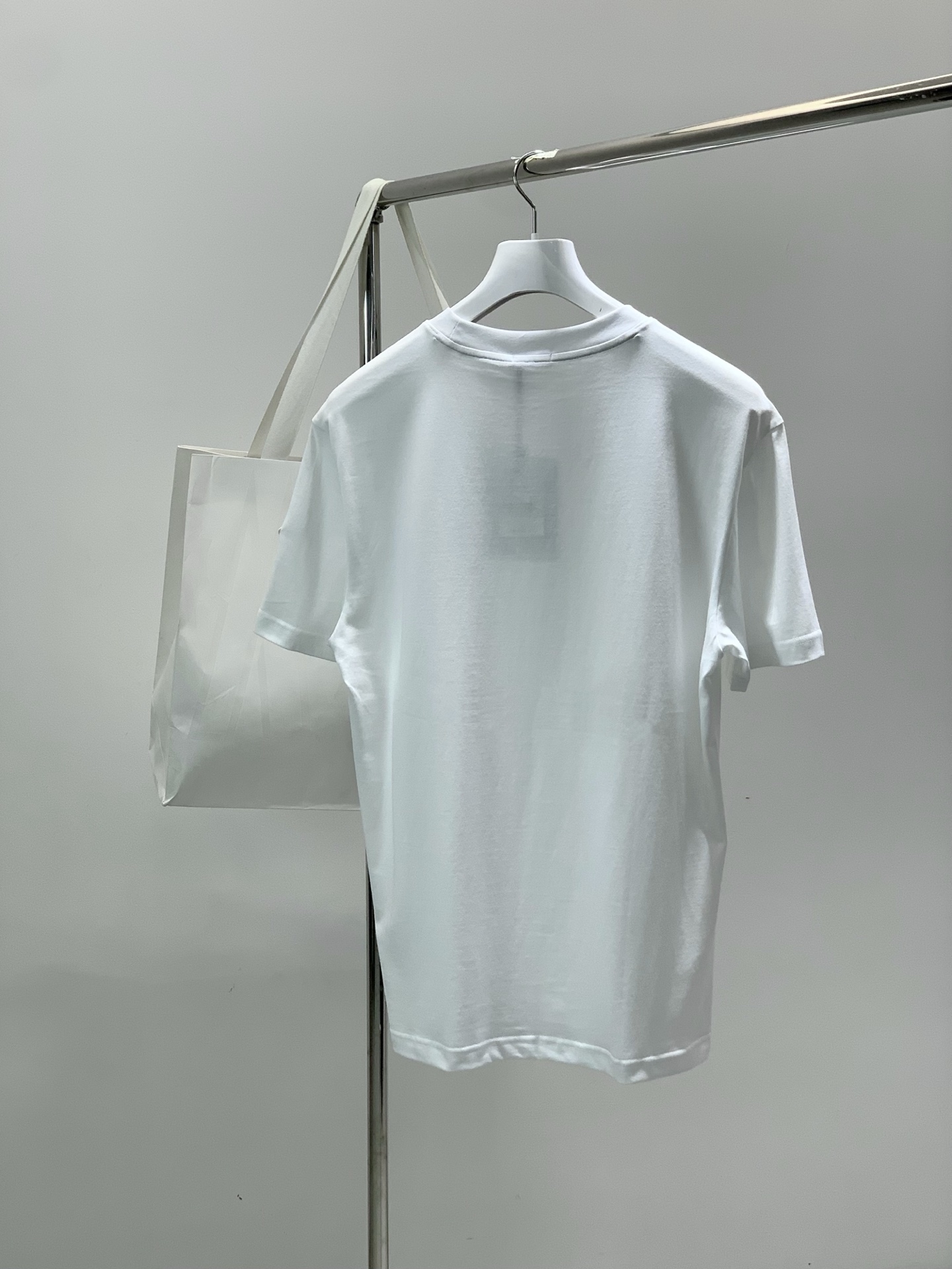 ，Moncler 蒙口，2026夏季最新品，专柜同步有售，原单狠货，时尚休闲圆领短袖T恤，上身舒适！吸睛