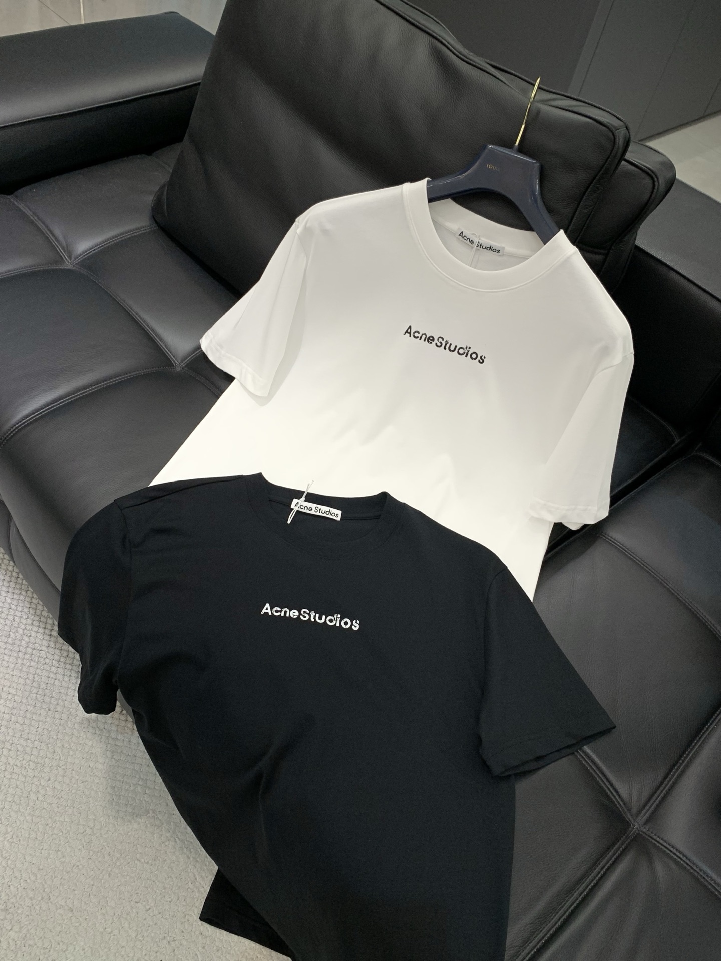 ，Acne Studios 瑞典时尚品牌，2026夏季最新款，时尚休闲圆领短袖T恤，官网专柜同步有售，原