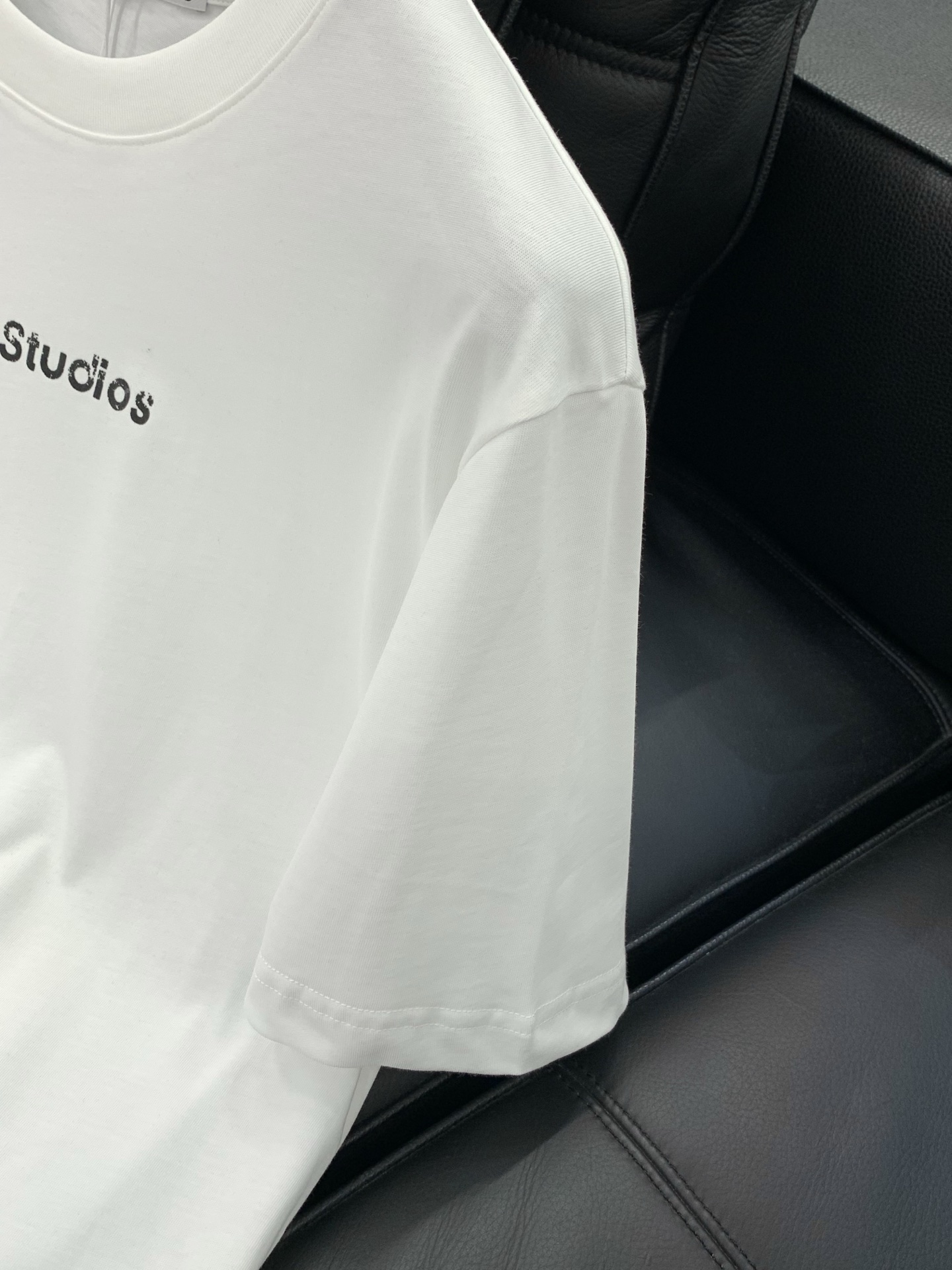，Acne Studios 瑞典时尚品牌，2026夏季最新款，时尚休闲圆领短袖T恤，官网专柜同步有售，原