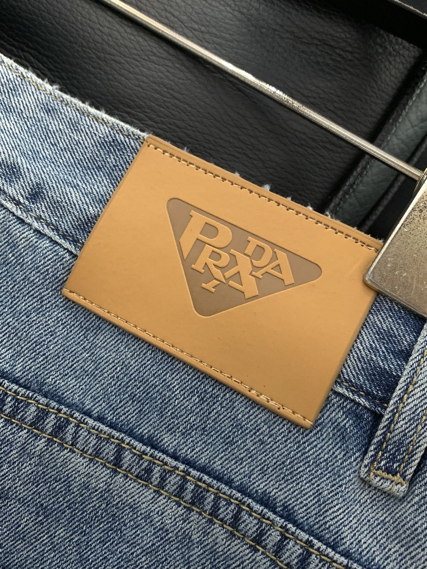 ，PRADA 普拉达，2026春季最新品，专柜同步有售，原单狠货，时尚休闲水洗牛仔裤，进口原版水洗弹力面