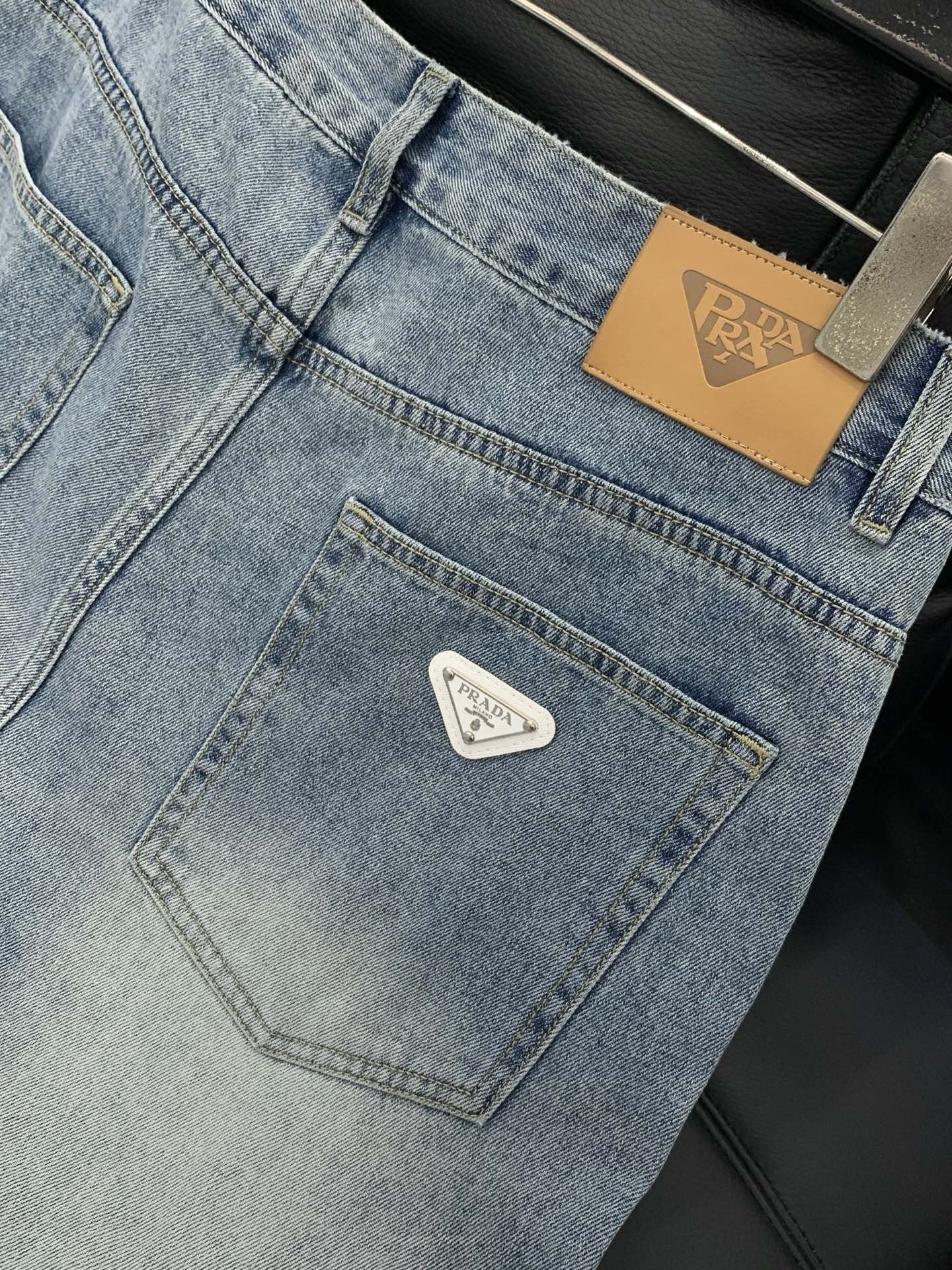 ，PRADA 普拉达，2026春季最新品，专柜同步有售，原单狠货，时尚休闲水洗牛仔裤，进口原版水洗弹力面